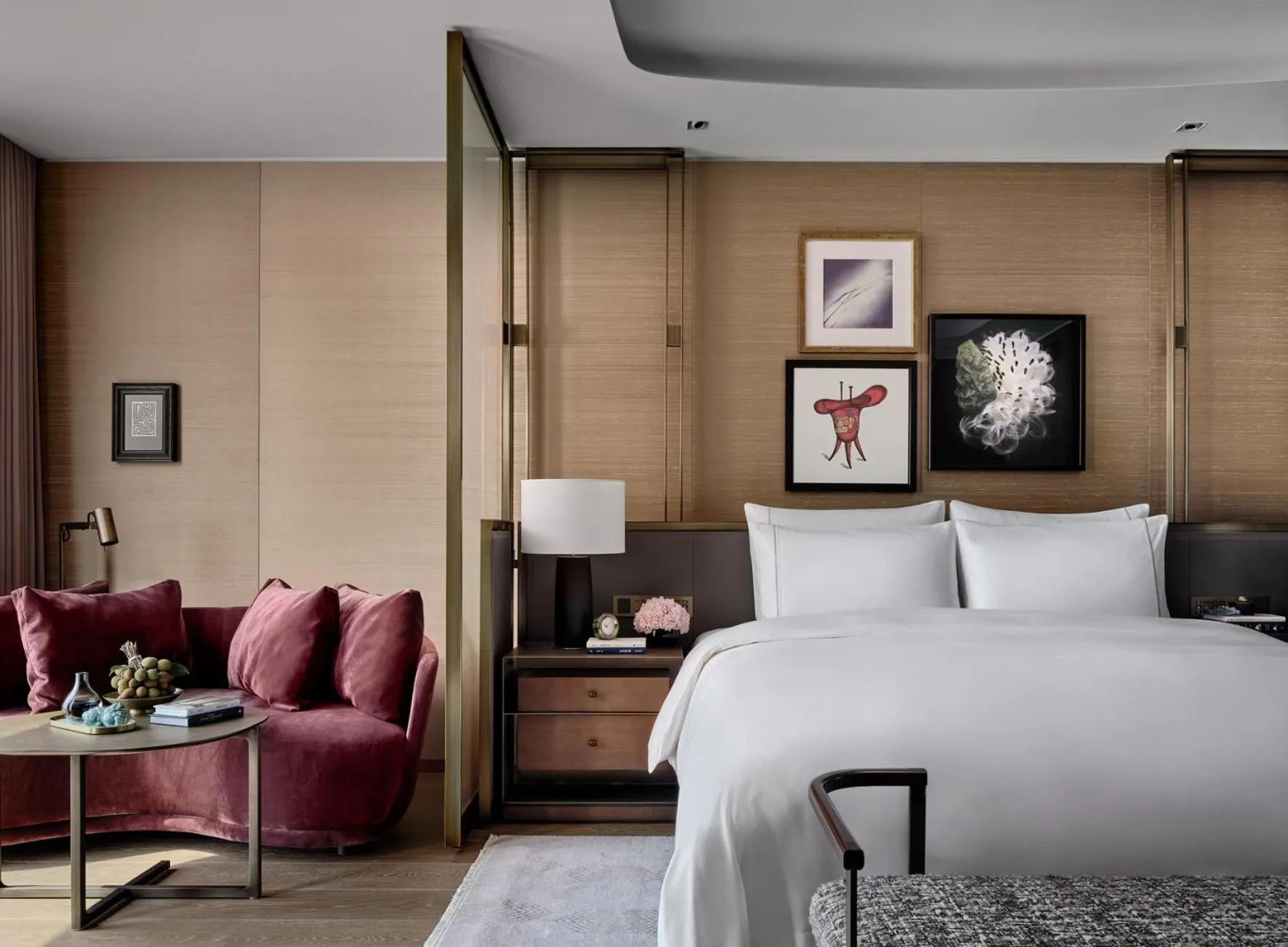 Deluxe King Room in Rosewood Guangzhou, enjoy free shuttle bus service between the hotel and the Canton Fair Complex during the Canton Fair