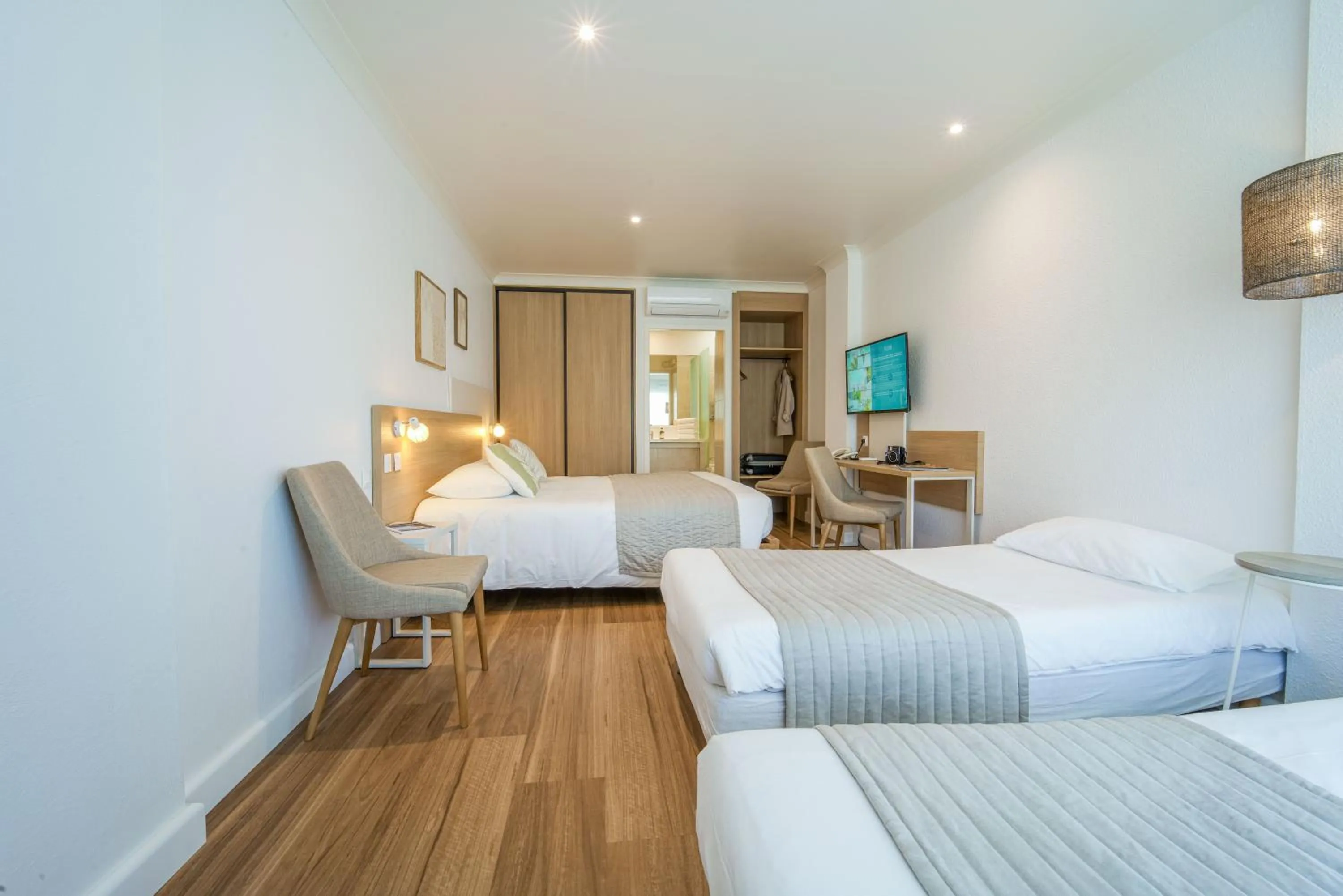 Family Room with Bath in Hôtel Restaurant La Forestière