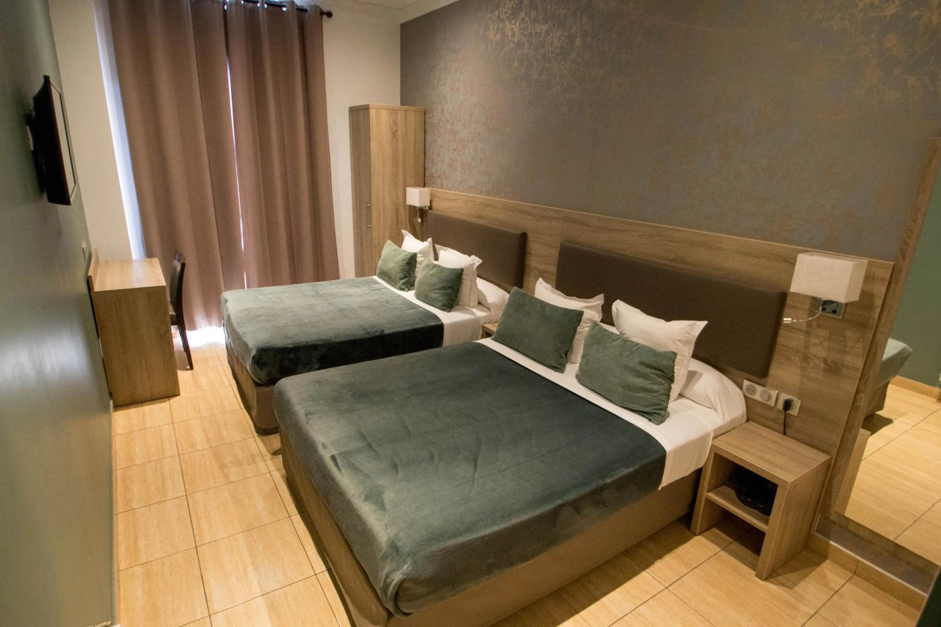 Quadruple Room in Hôtel Parisien