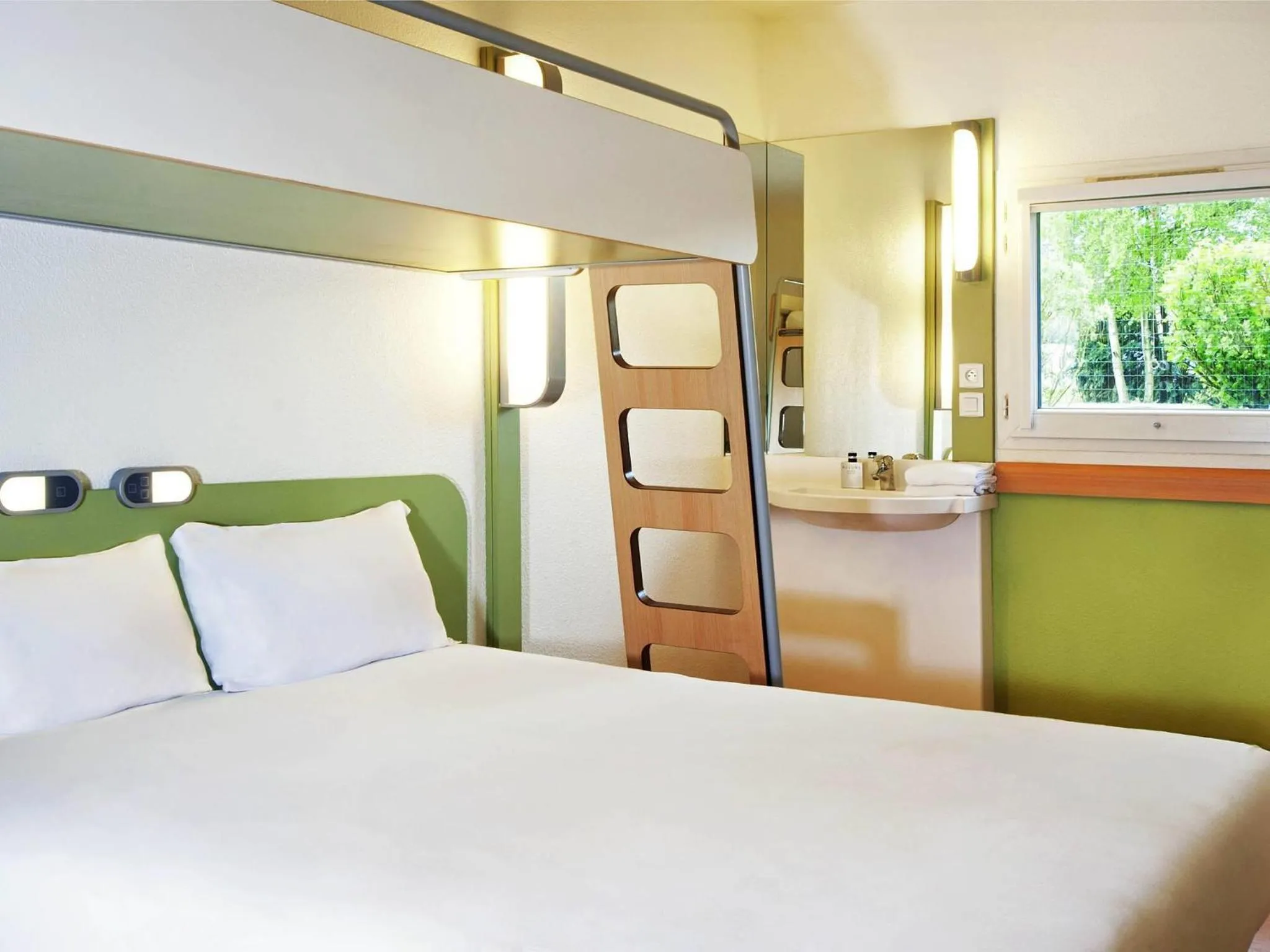 Triple Room with One Double Bed and One Bunk Bed in ibis budget Versailles - Trappes