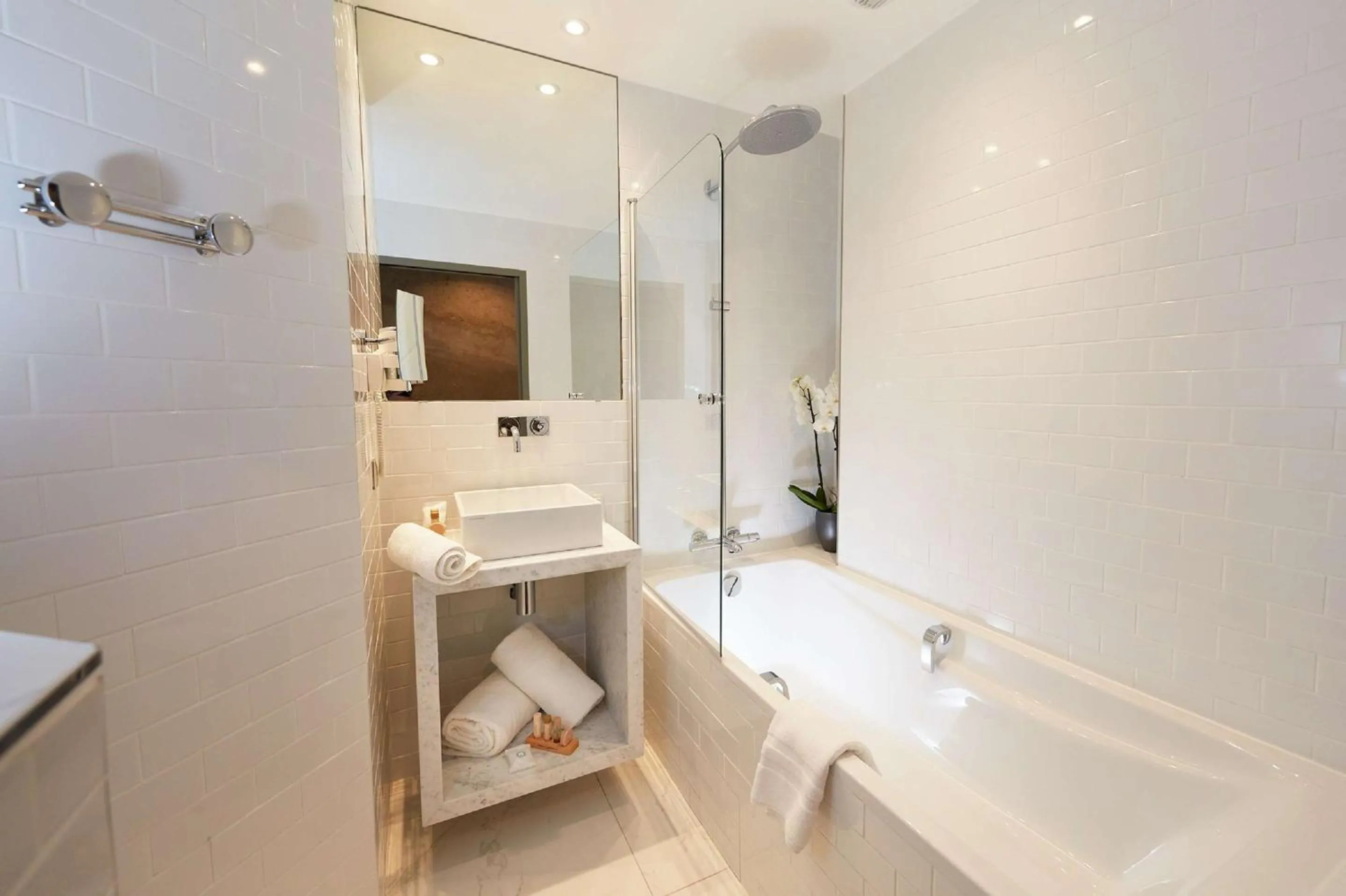 Superior Queen Room - Garden or Pool View in Best Western Plus Clos Syrah