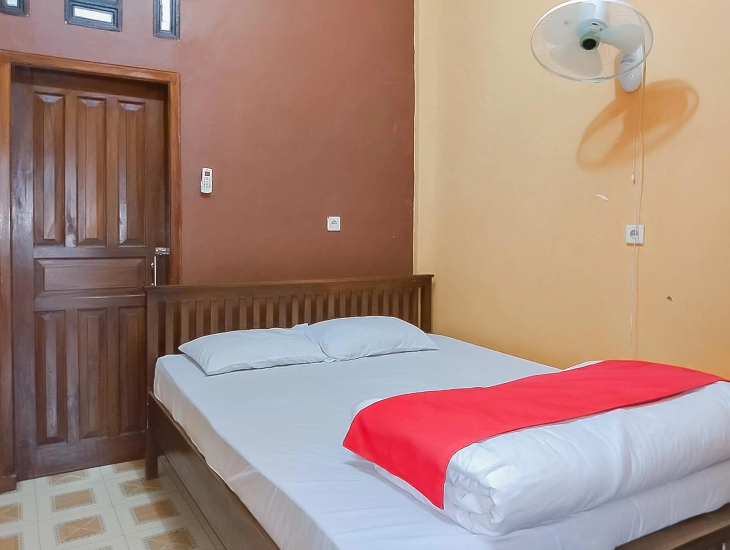 Standard Double Room in RedDoorz at Rita Guesthouse Pangandaran