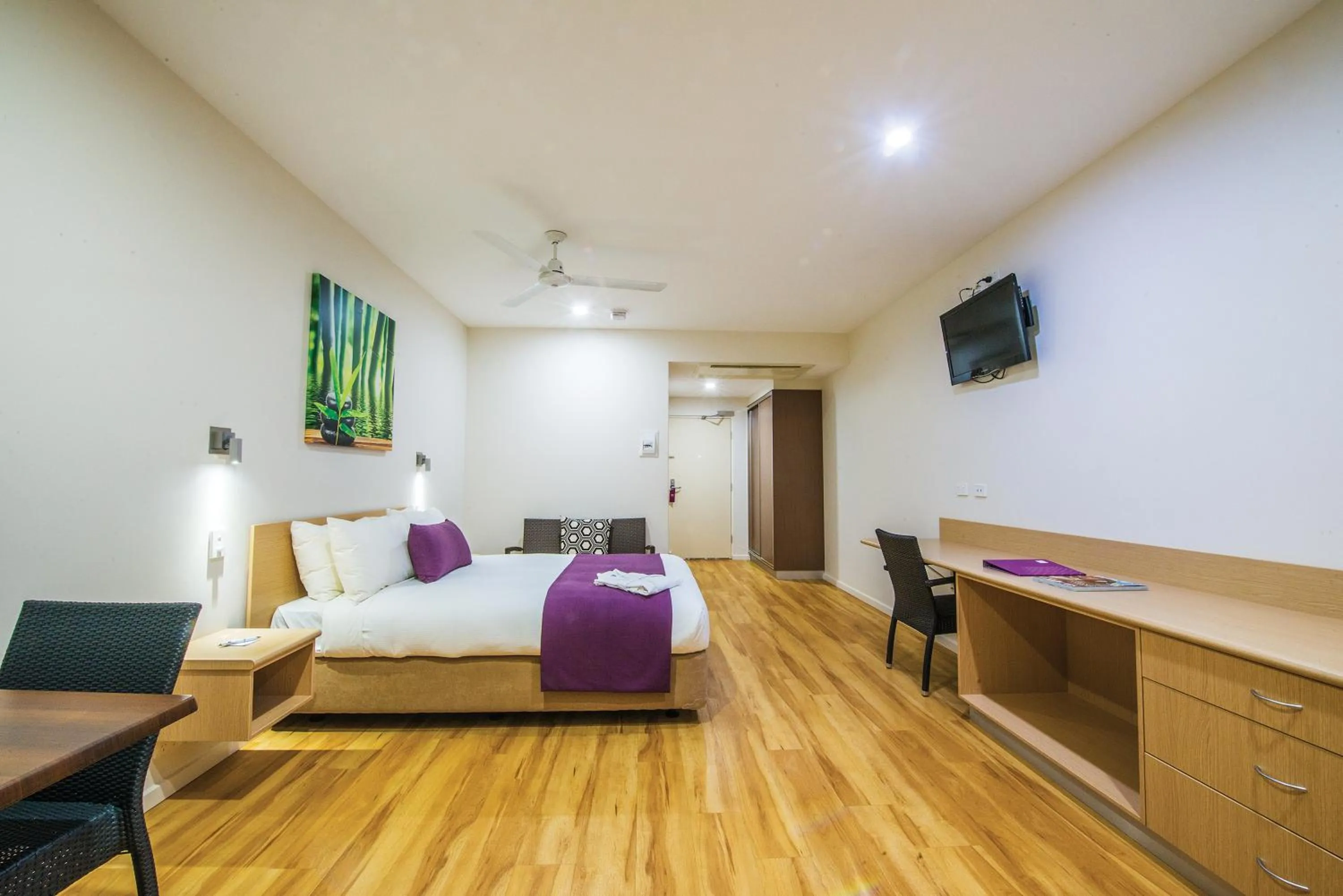 Deluxe Queen Room in Club Tropical Resort Darwin