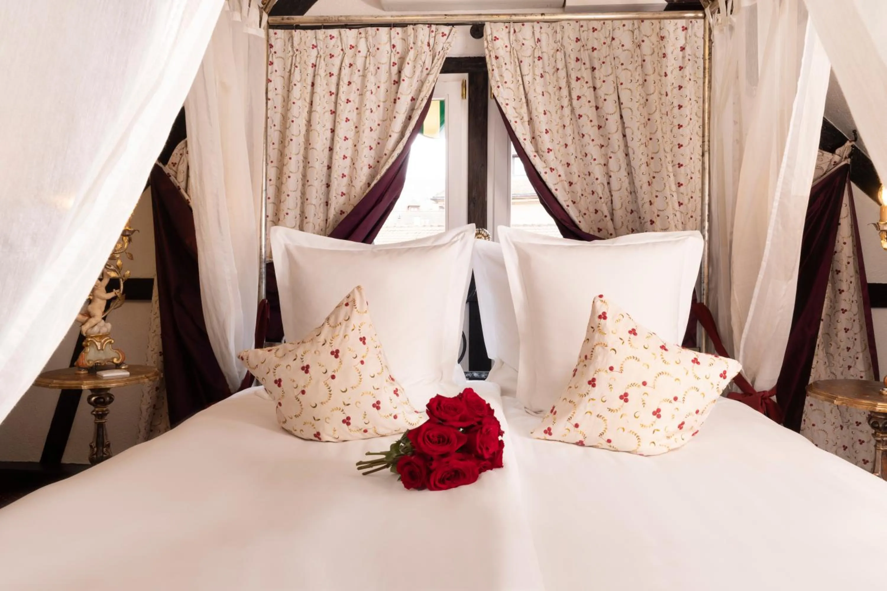 Deluxe Room with Four-Poster Bed (2 Adults) in Hotel Restaurant Le Maréchal - Teritoria