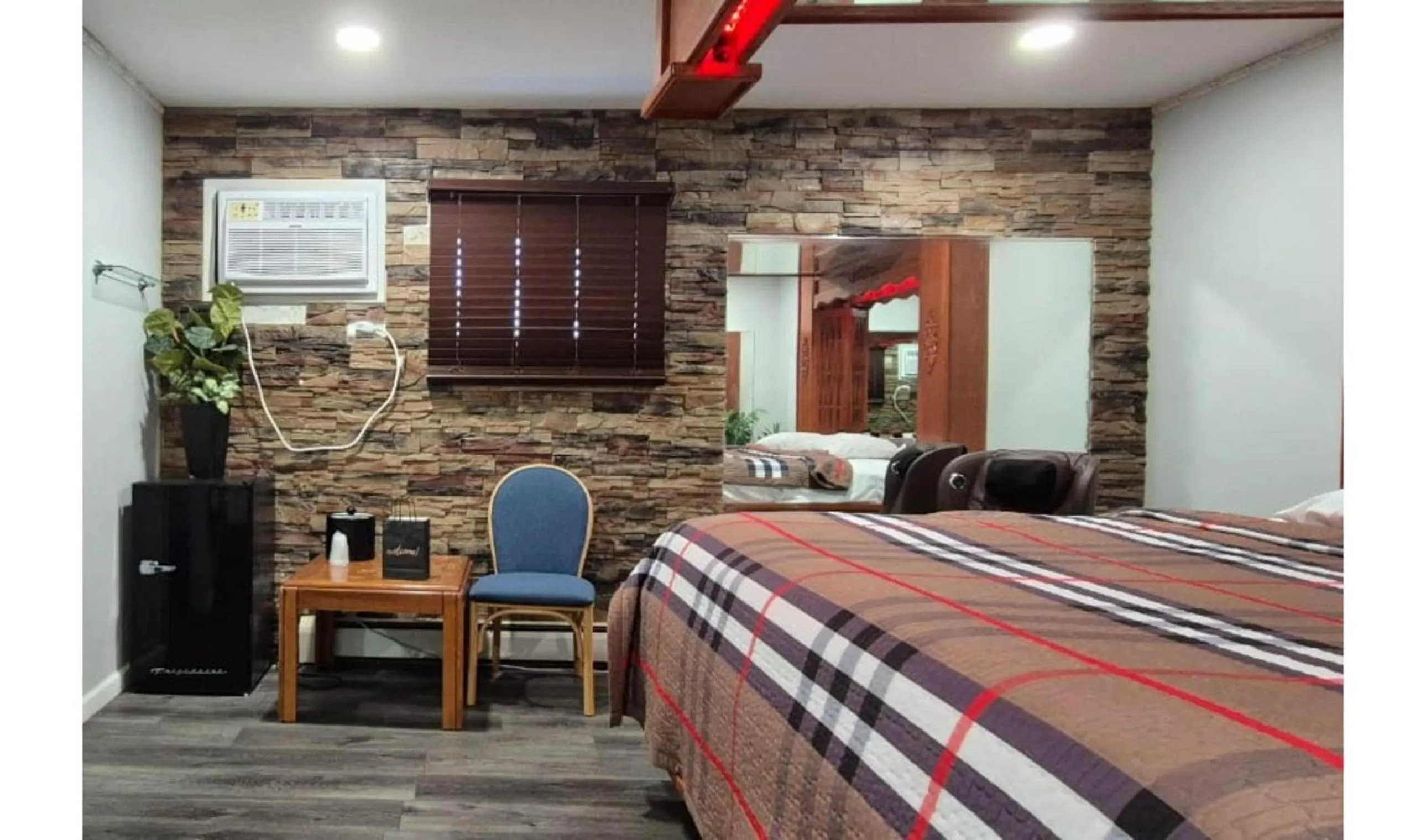 King Bed Non-Smoking with Jetted Tub in Des Plaines Motel By OYO O'Hare Airport Chicago