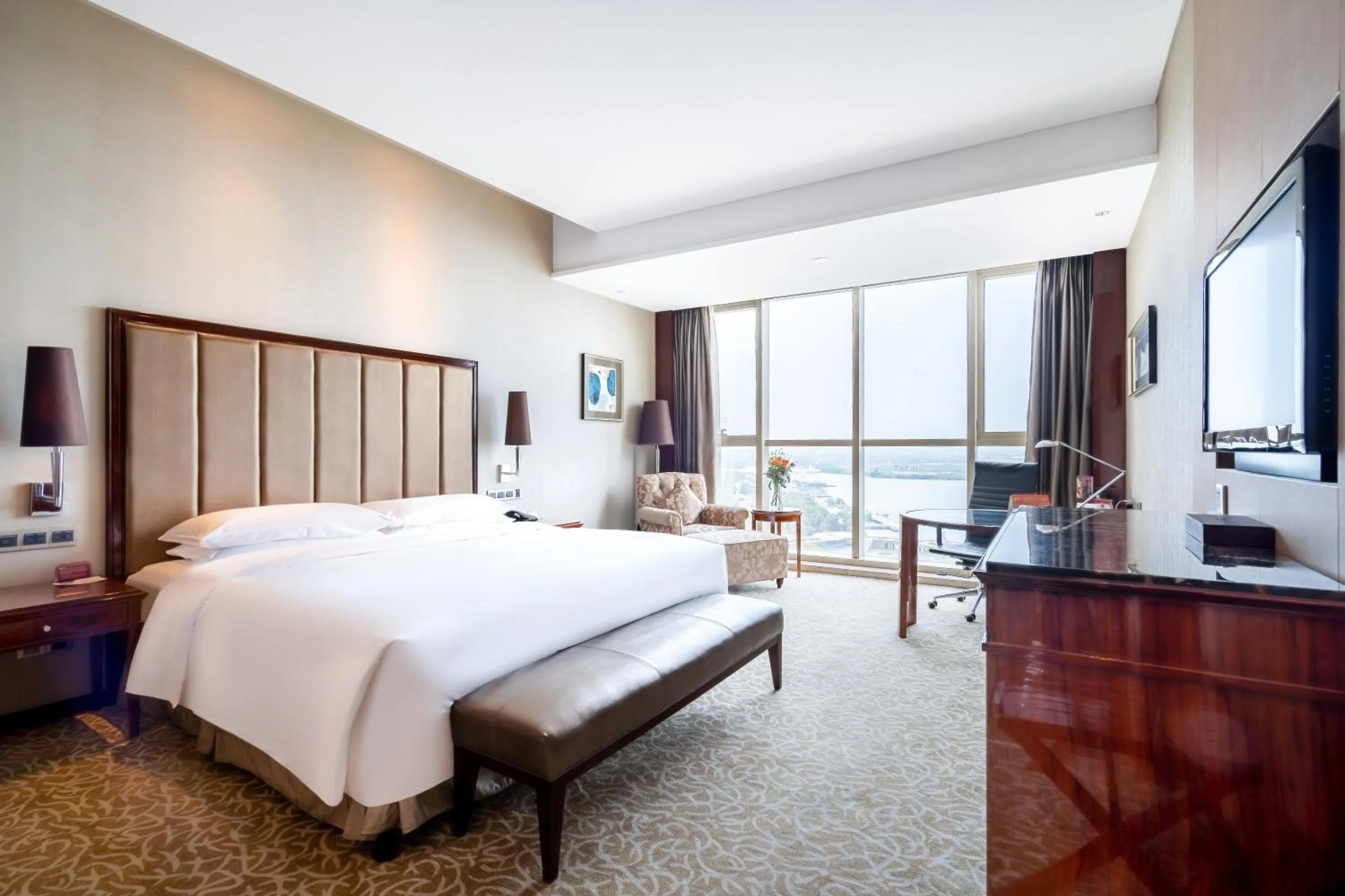 Standard King Room with River View in Crowne Plaza Zhenjiang by IHG