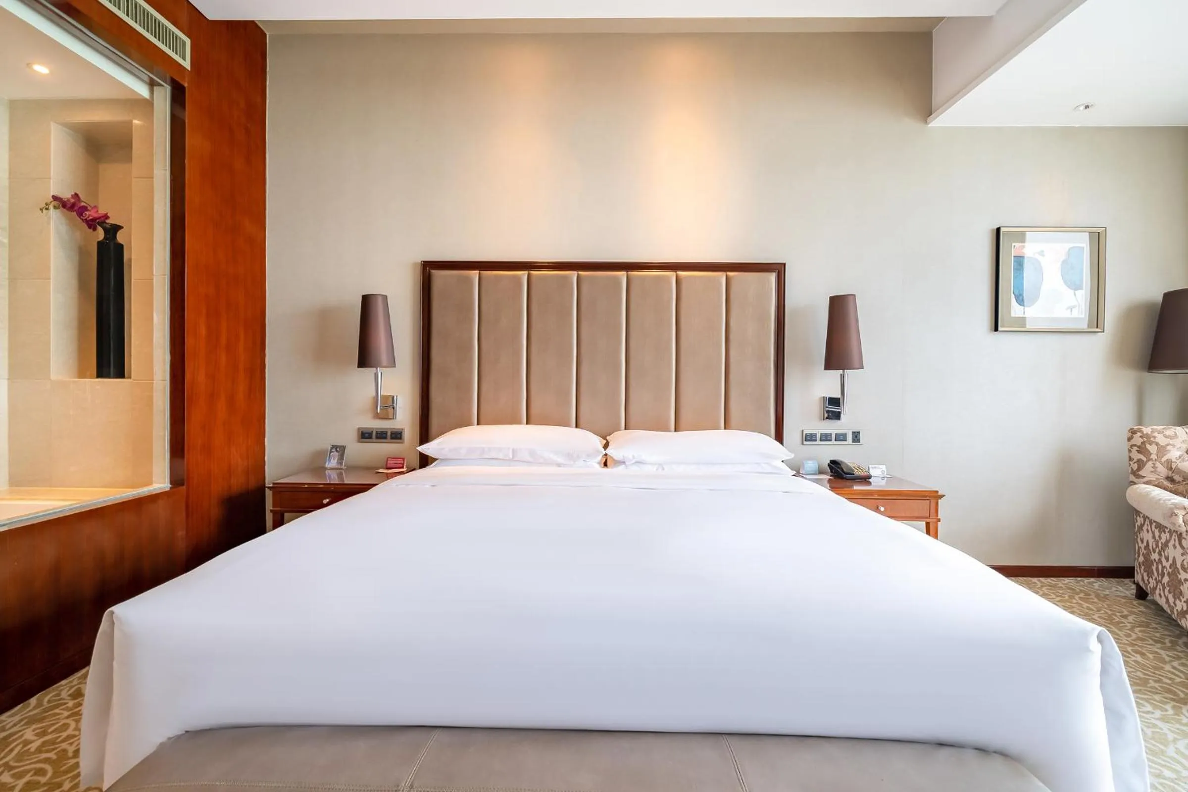 Standard King Room with River View in Crowne Plaza Zhenjiang by IHG