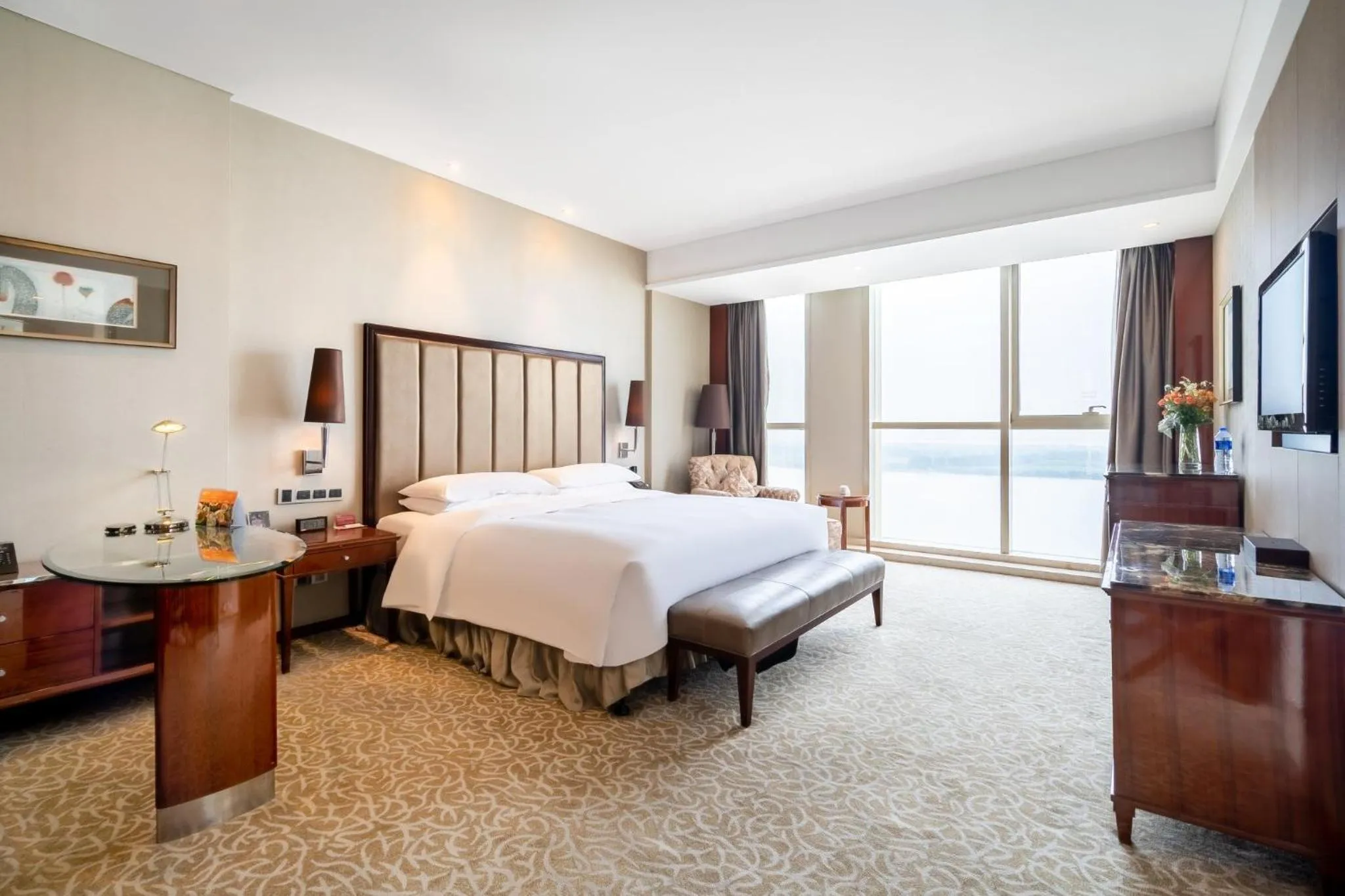 Premium King Room with River View in Crowne Plaza Zhenjiang by IHG
