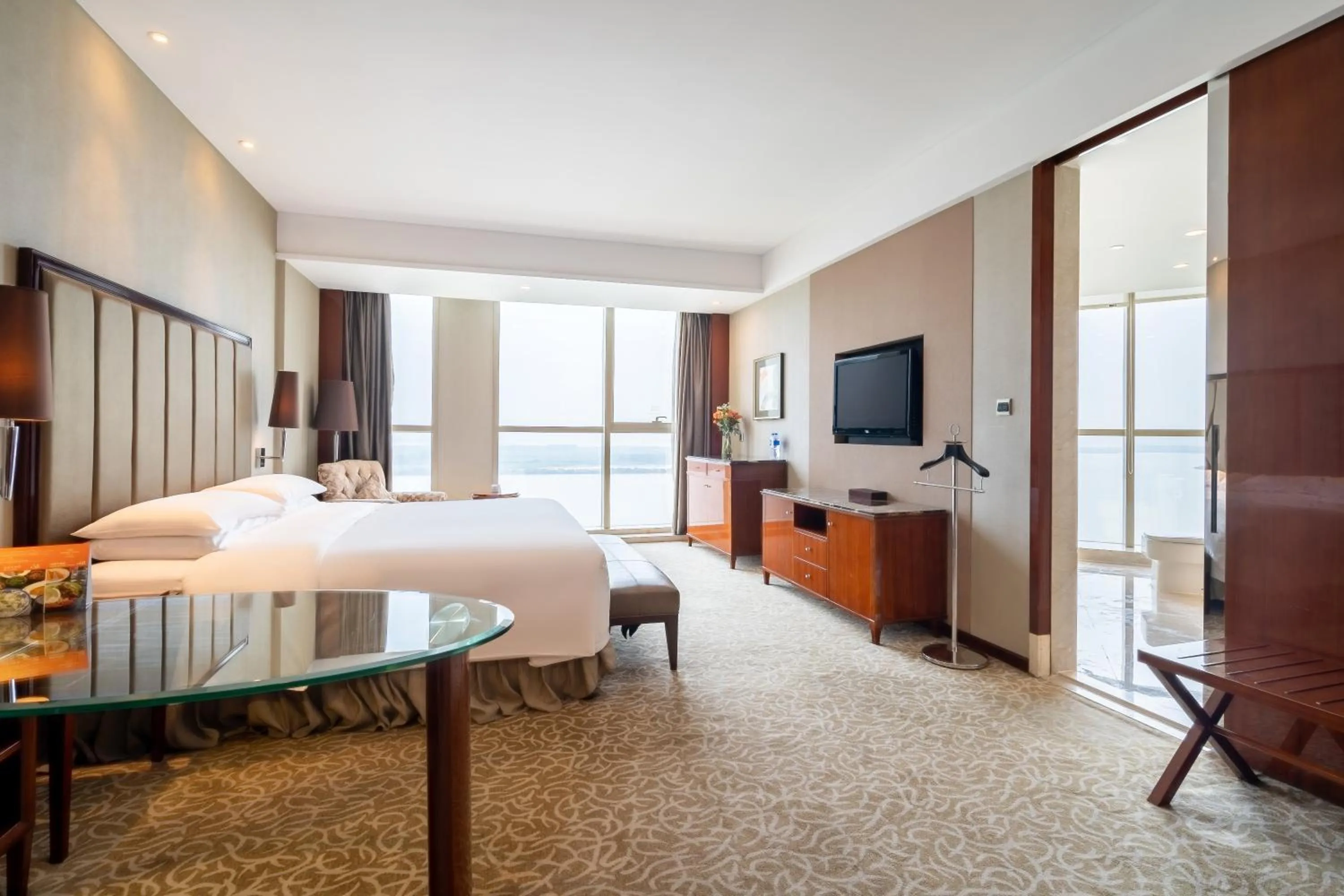 Premium King Room with River View in Crowne Plaza Zhenjiang by IHG
