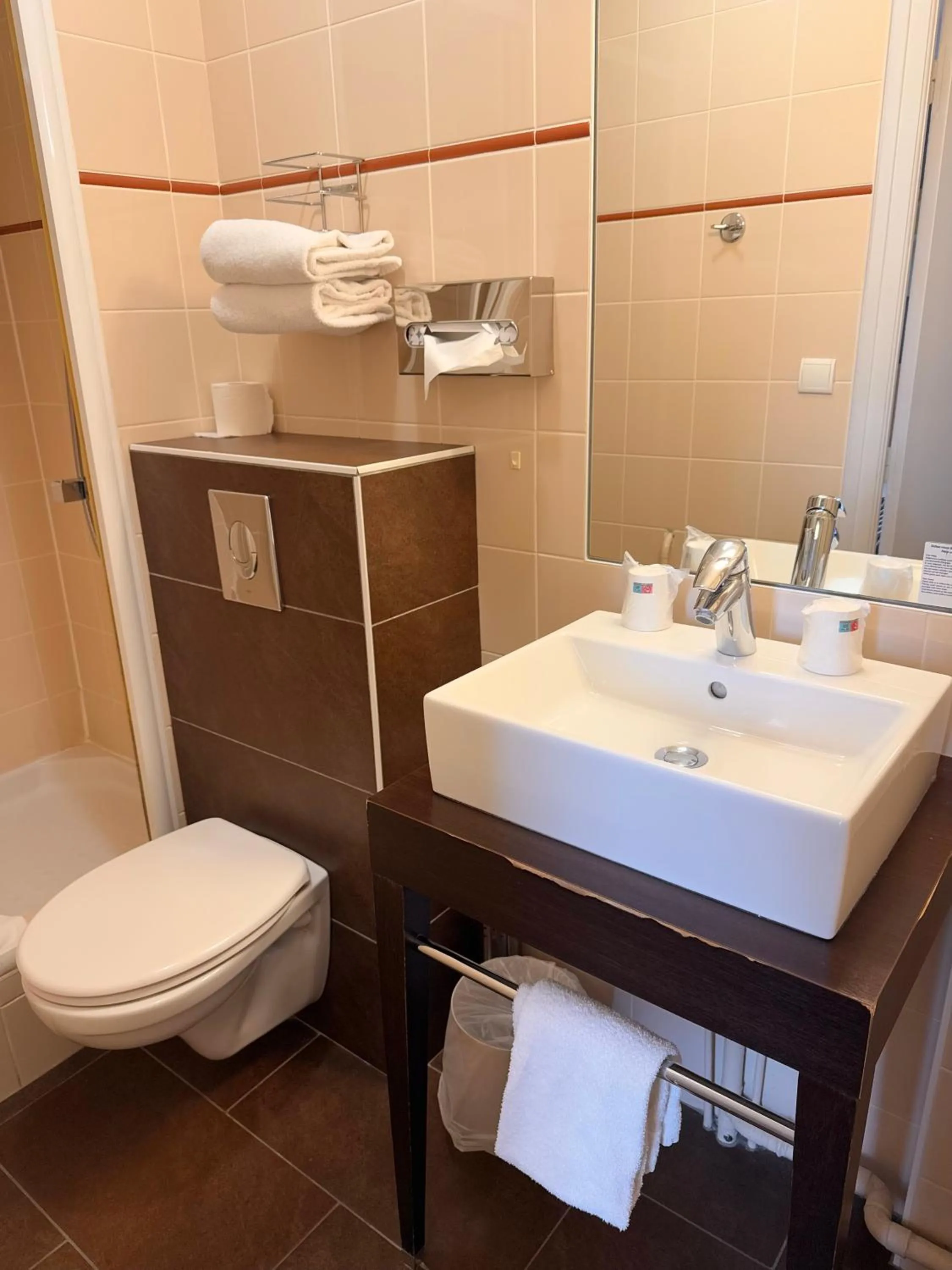 Standard Room - 2 Single Beds 1 Sofa Bed in Kyriad Hotel Dijon Gare