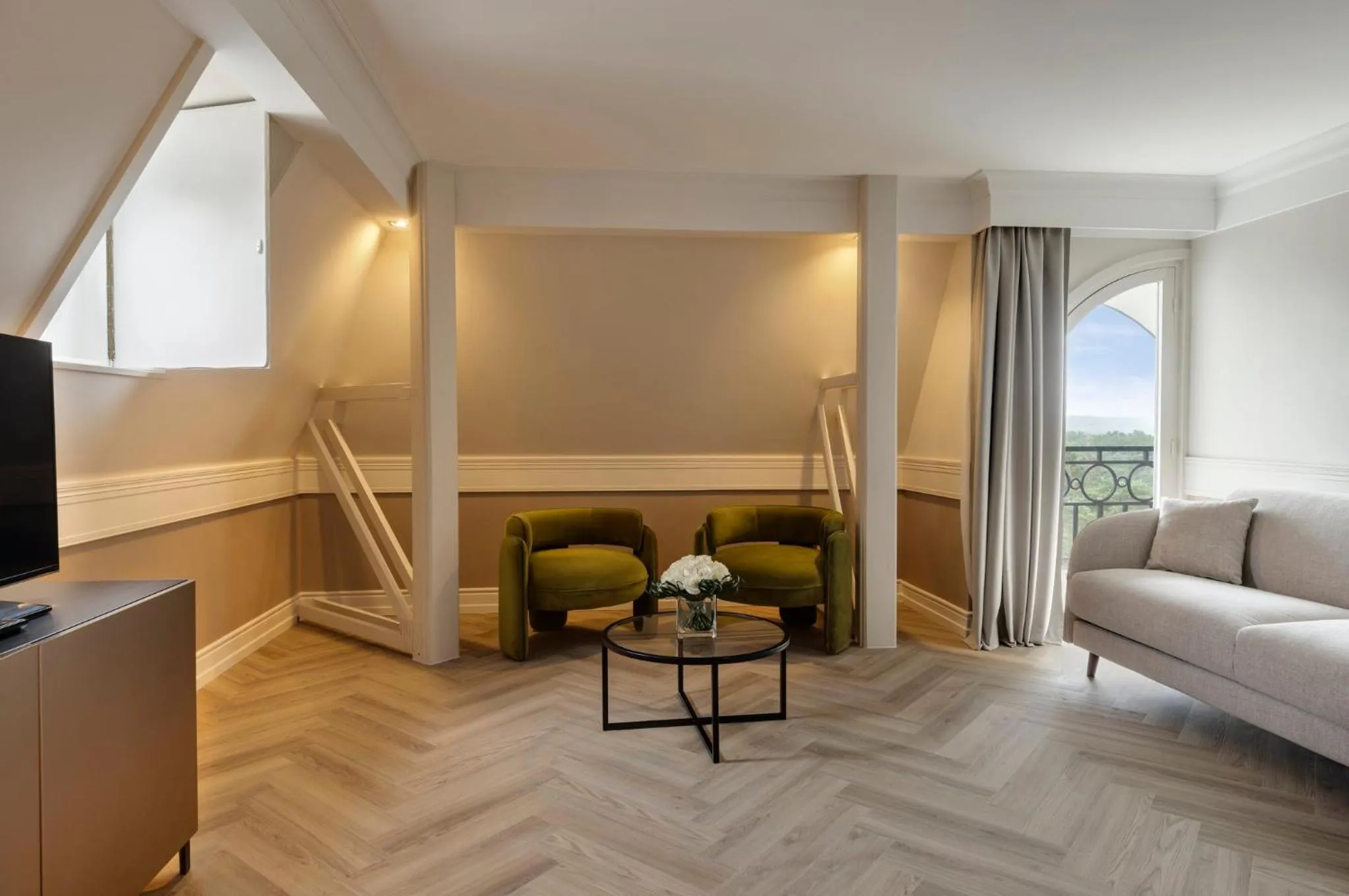 One-Bedroom Suite with Sofa Bed in InterContinental Hotels Chantilly Chateau Mont Royal by IHG