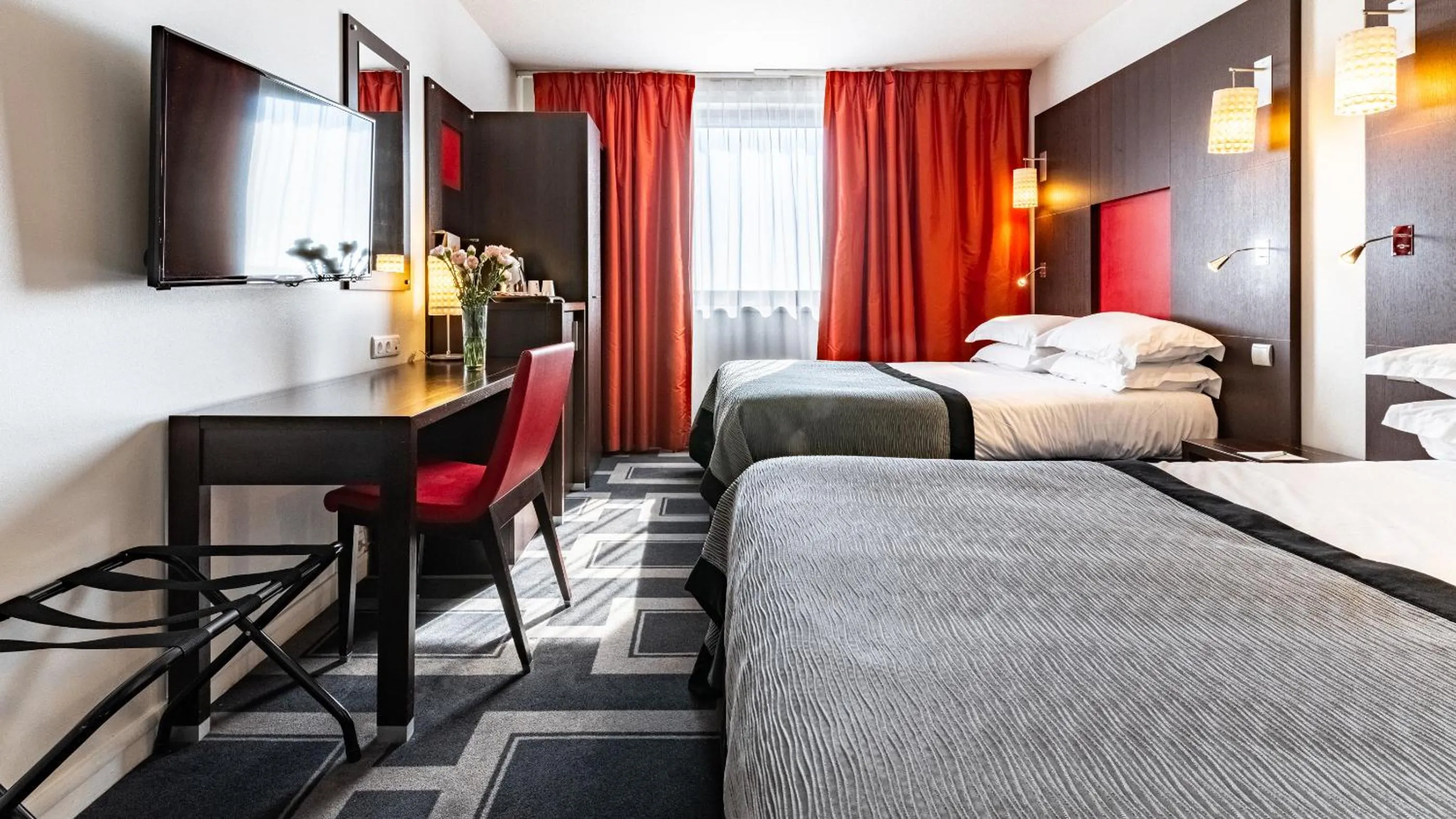 Standard Double Room with Two Double Beds and City View in Holiday Inn Dijon Toison D'or by IHG
