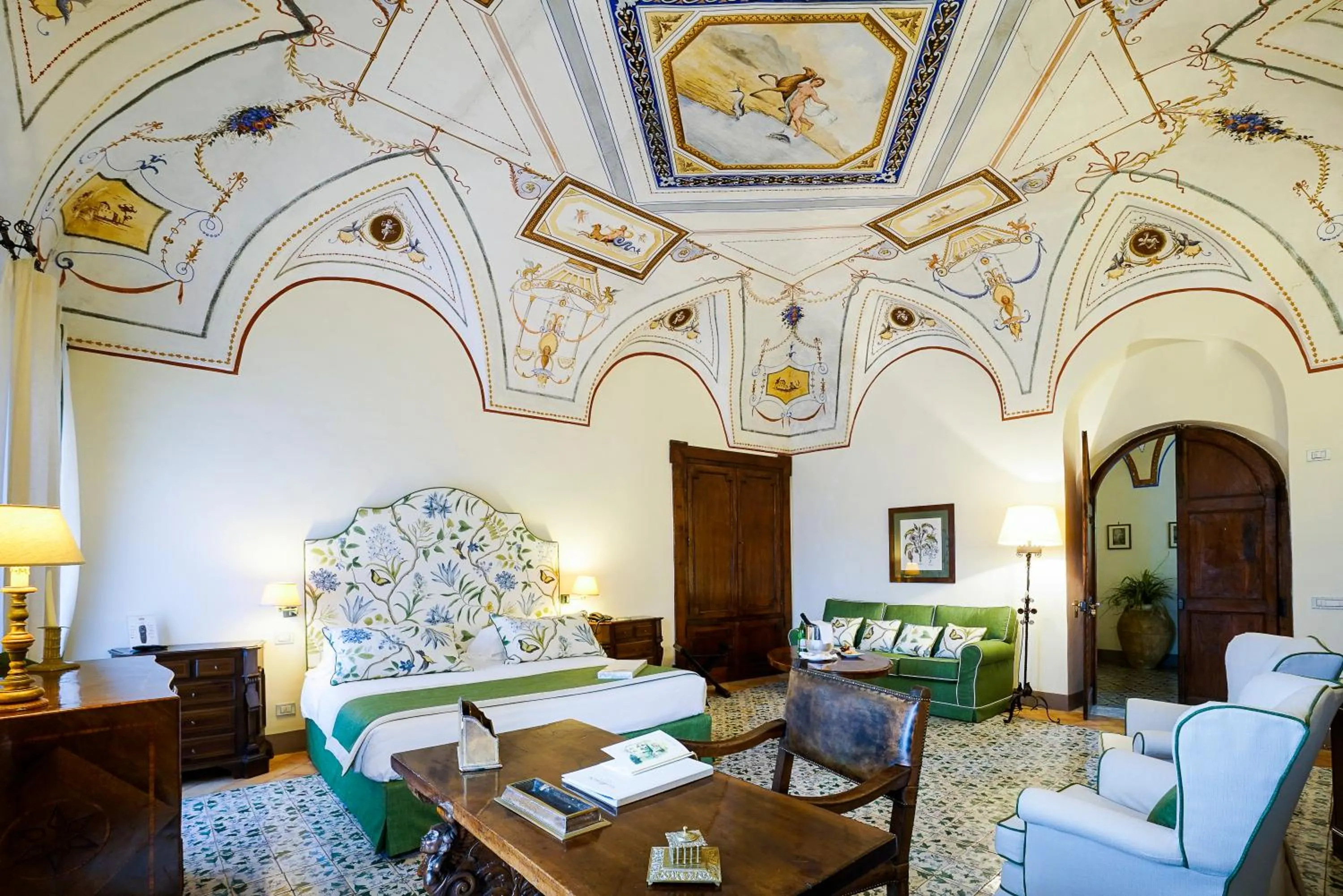 Suite with Frescoes Ceiling and Sea View in Hotel Villa Cimbrone