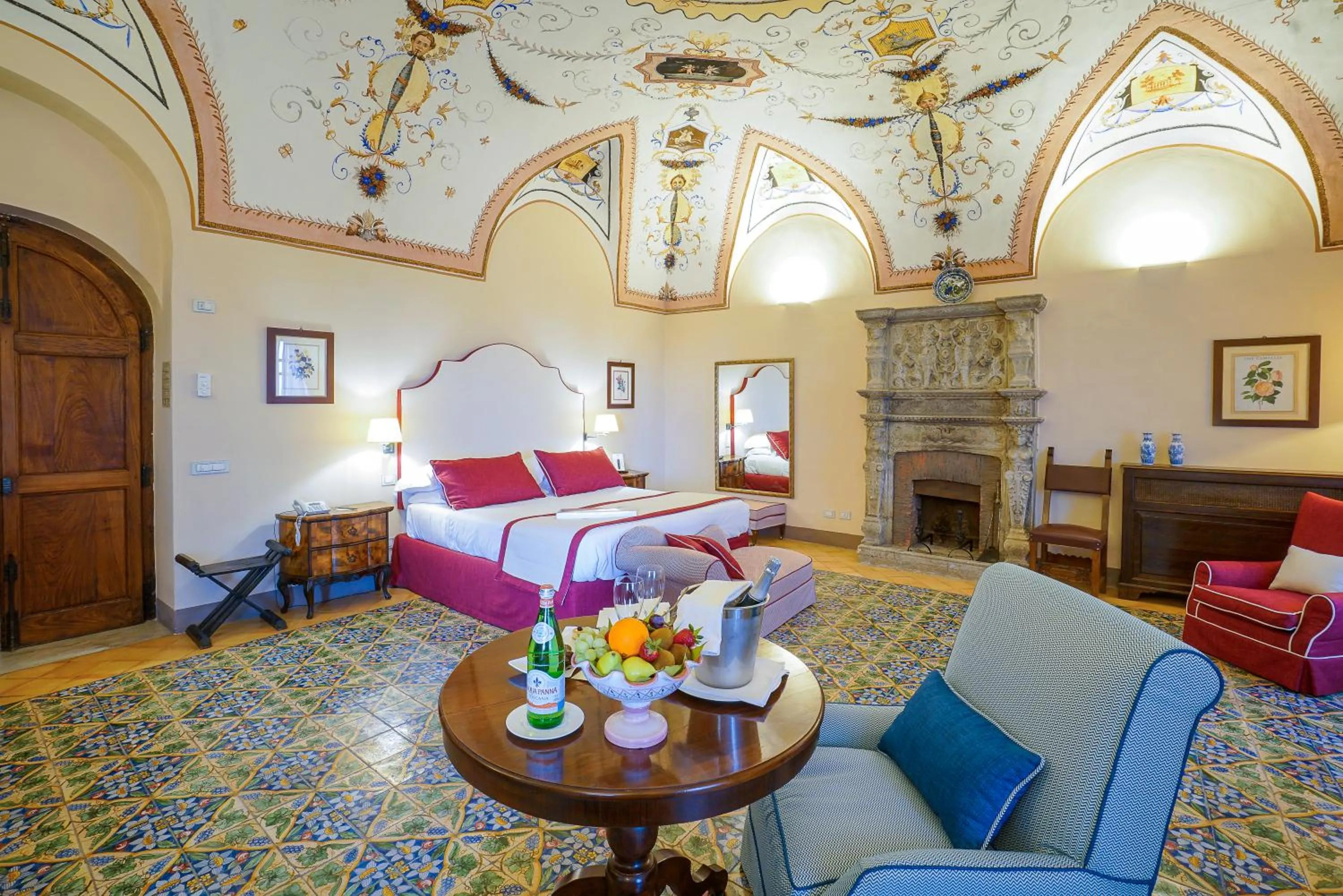 Deluxe Suite with Terrace and Sea View in Hotel Villa Cimbrone