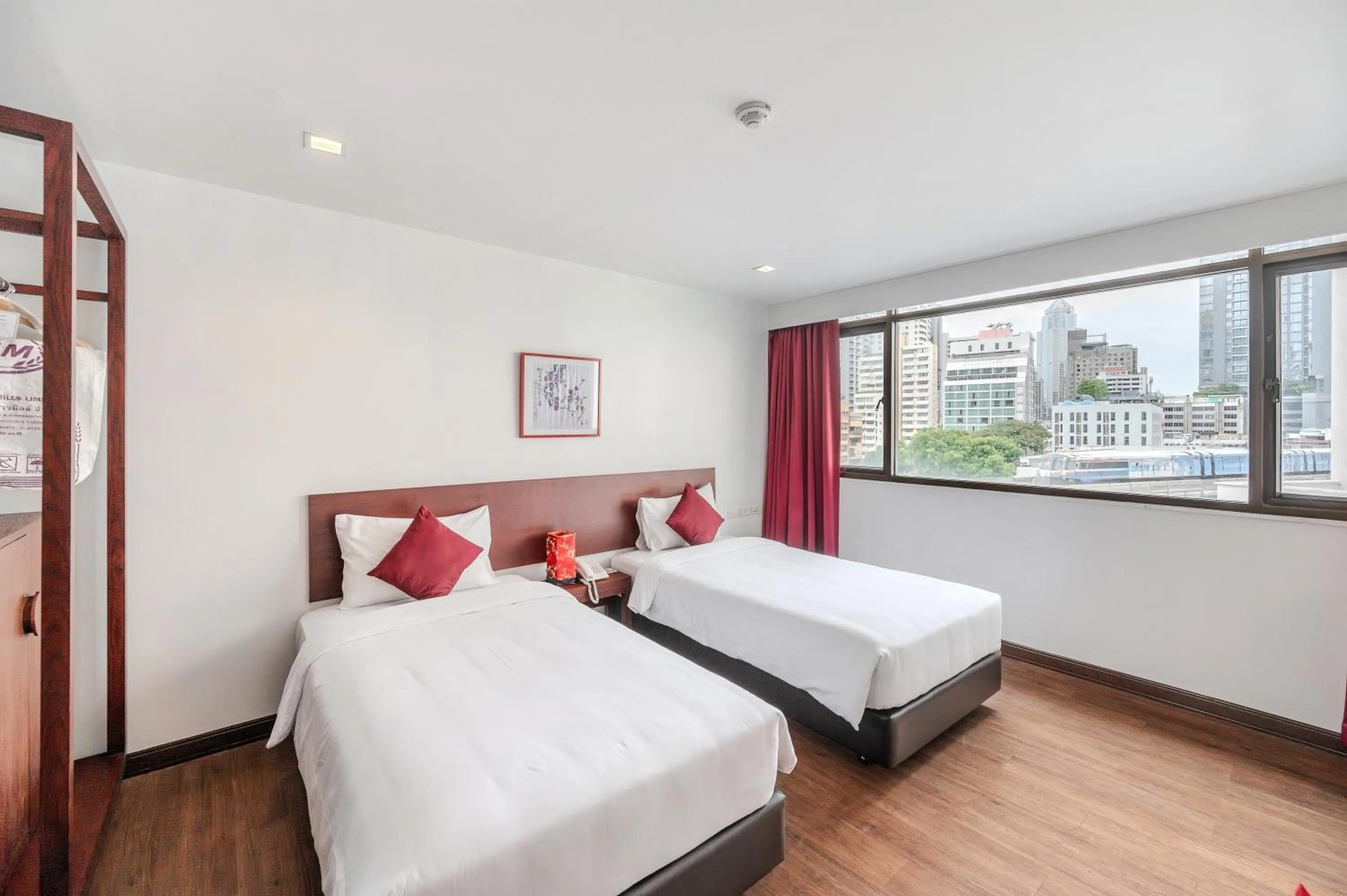 Deluxe Twin Room in Ruamchitt Plaza Hotel