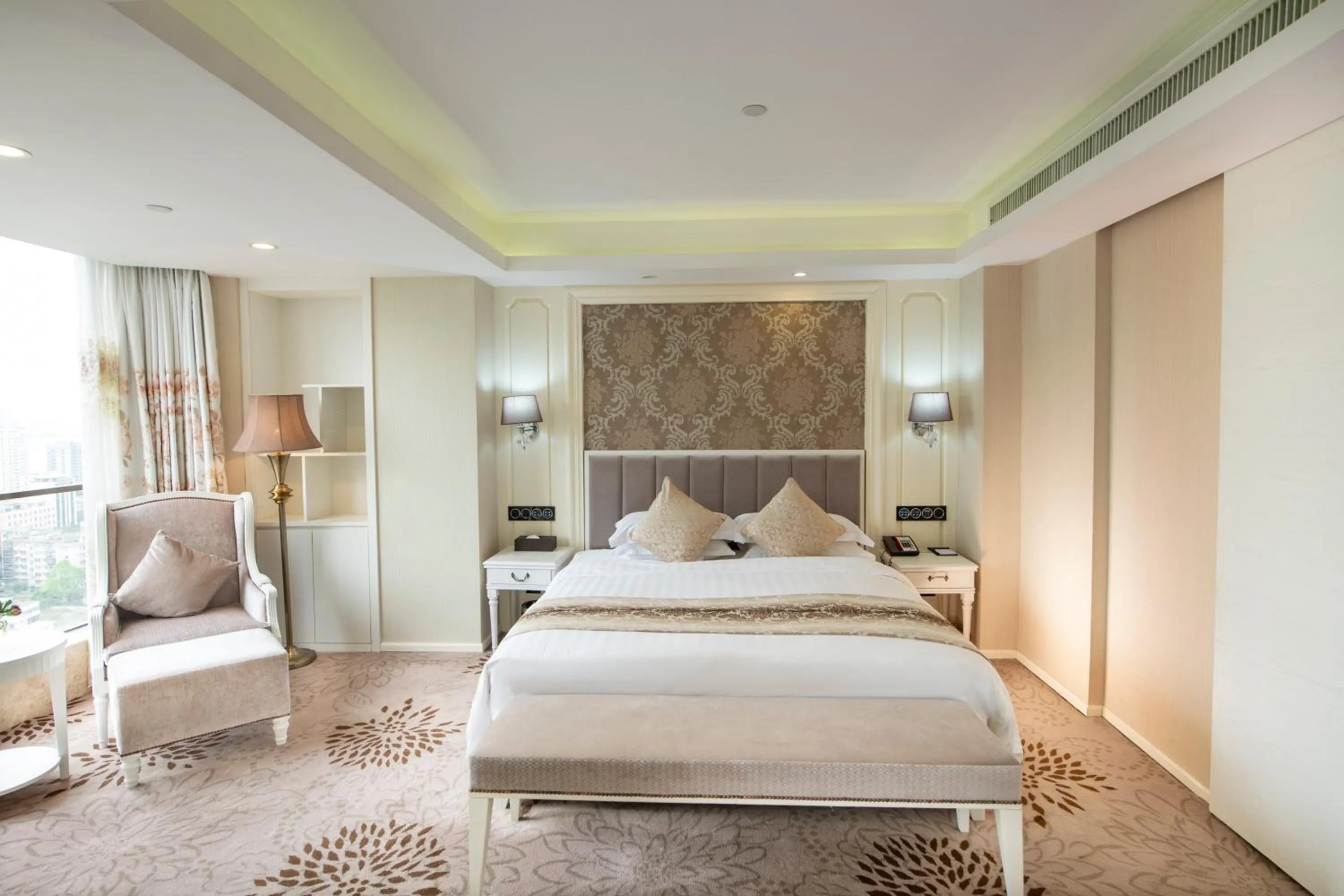 Deluxe Executive Suite in Guangdong Hotel (Zhuhai)