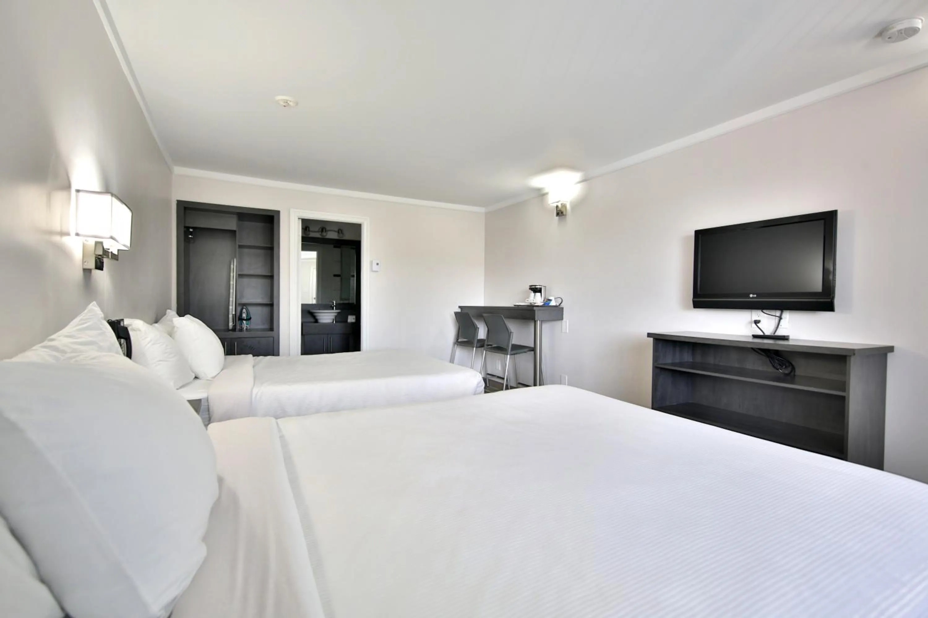 Two Queen Beds in Motel Newstar Laval