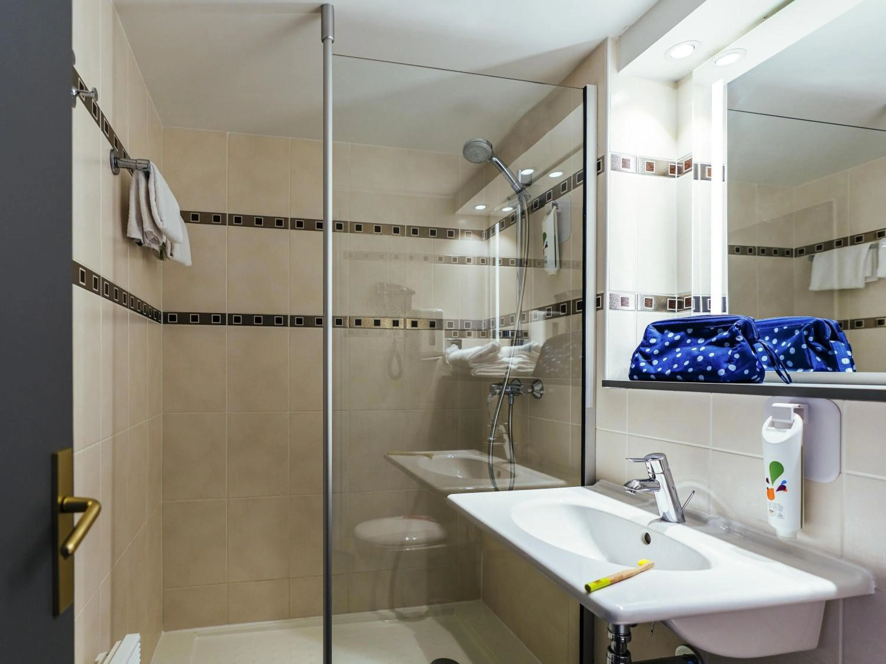 Standard Double Room in ibis Styles Douai Gare Gayant Expo