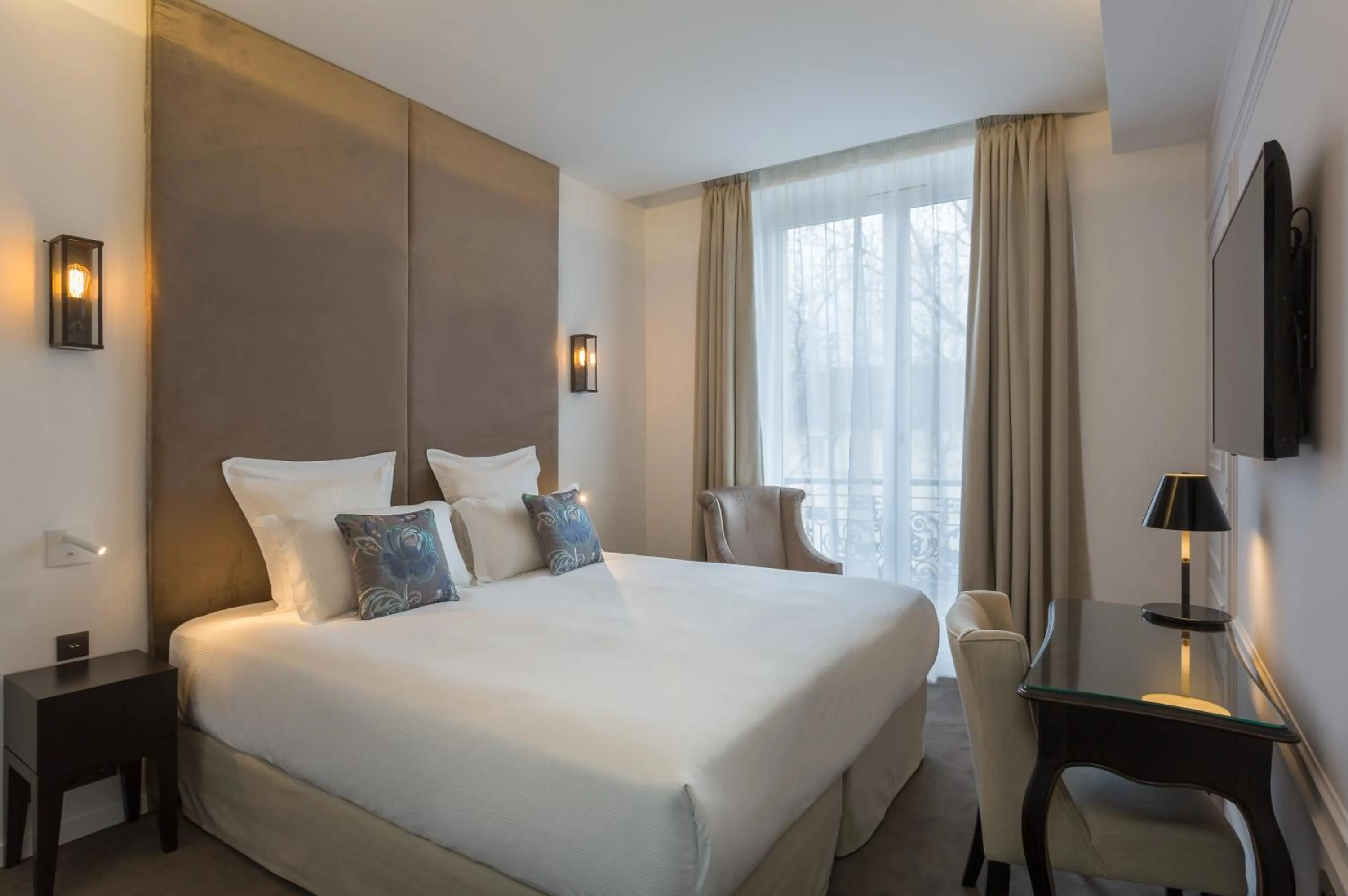 Double Room Marquise - Eiffel Tower Side View in Hôtel La Comtesse