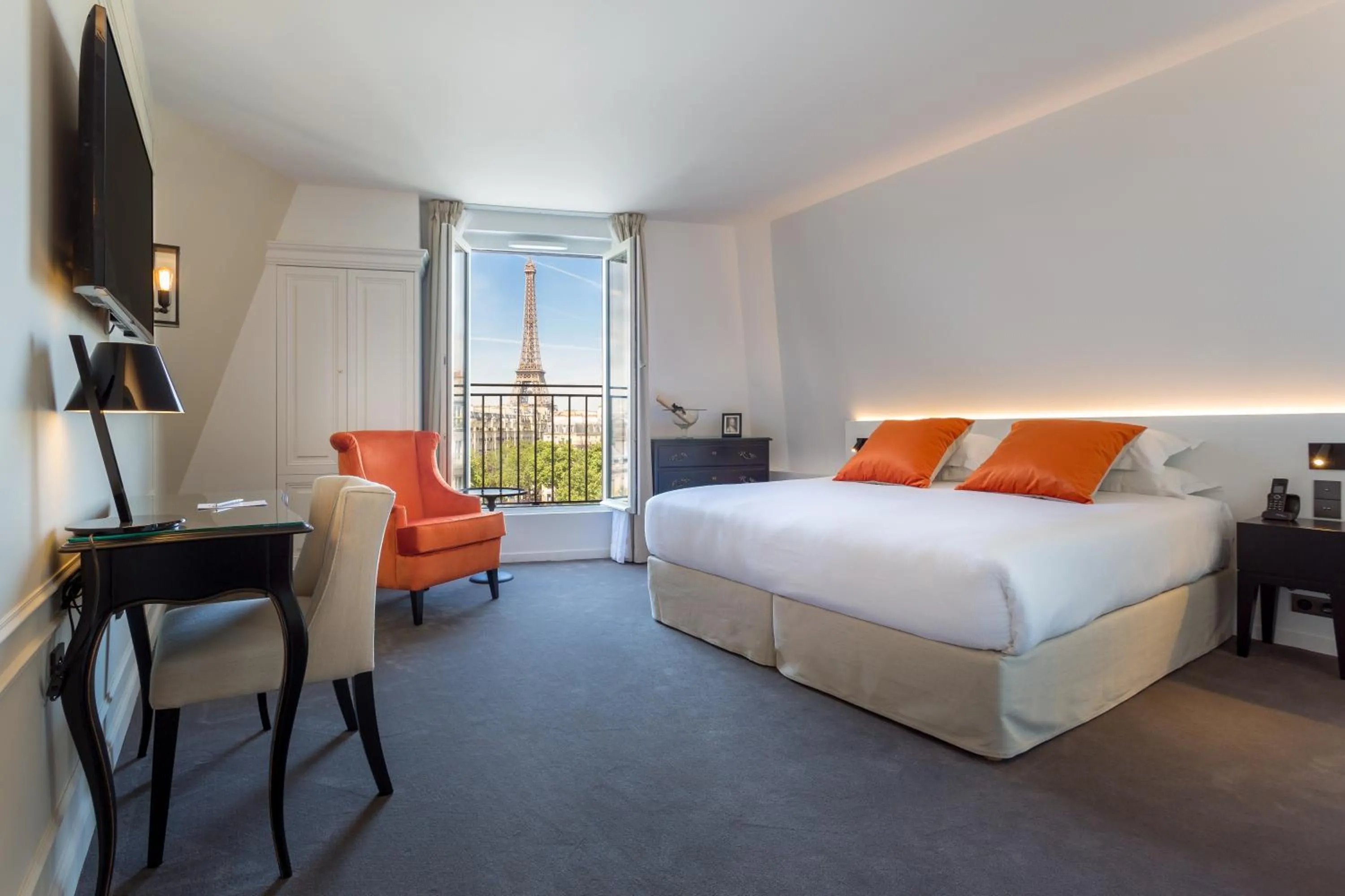 Junior Suite Royal - Eiffel Tower Front View in Hôtel La Comtesse