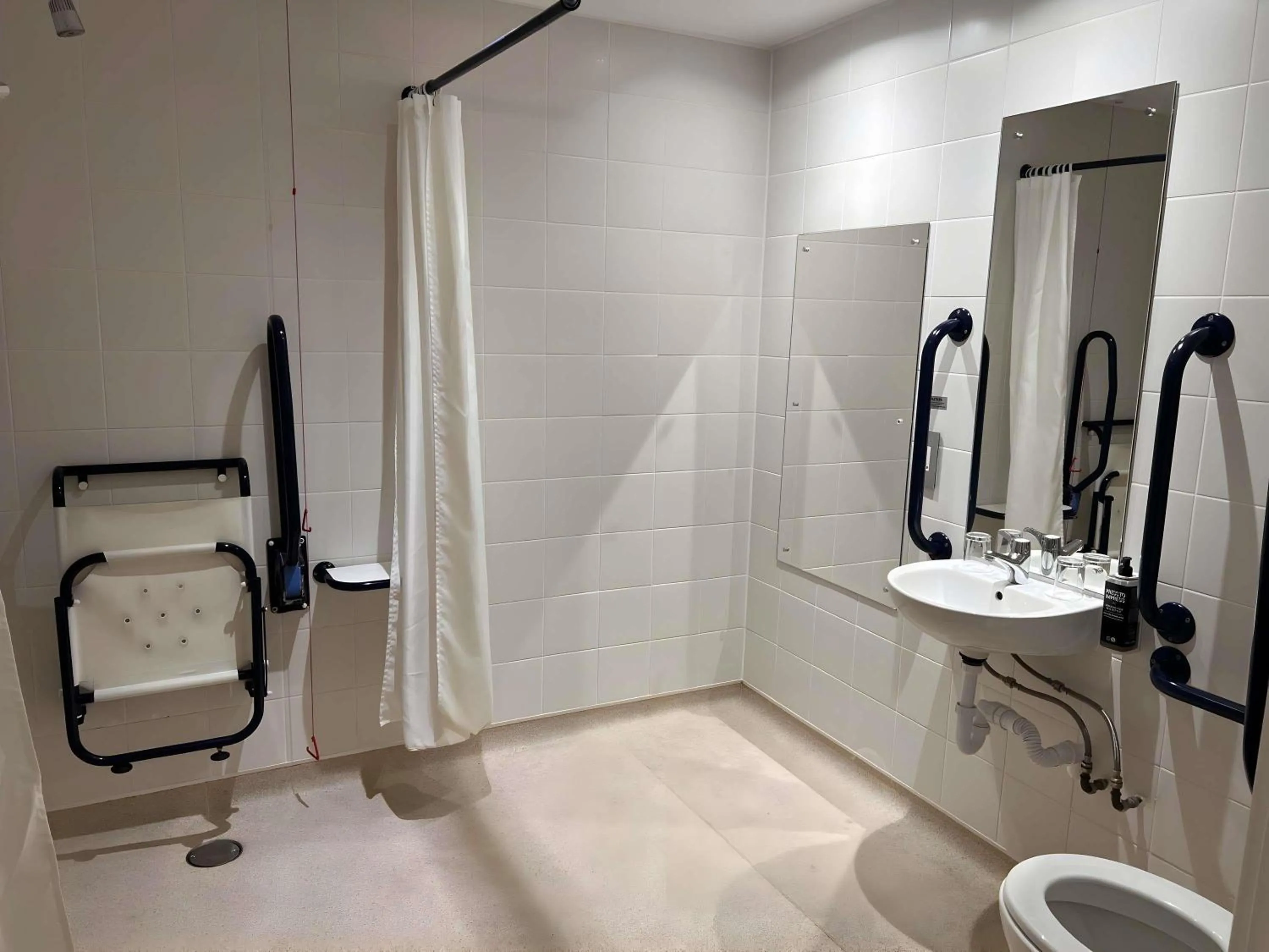 Accessible Standard Twin Room in Ibis Styles Liverpool Centre Dale Street - Cavern Quarter