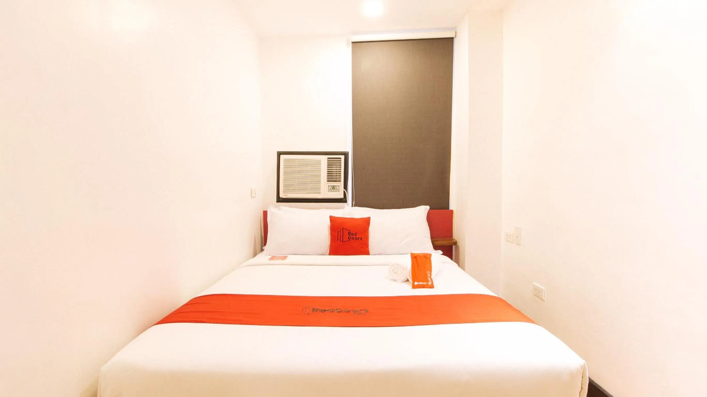 Queen Room in RedDoorz Plus at MM Hotel Las Pinas former RedDoorz Plus Near Bamboo Organ