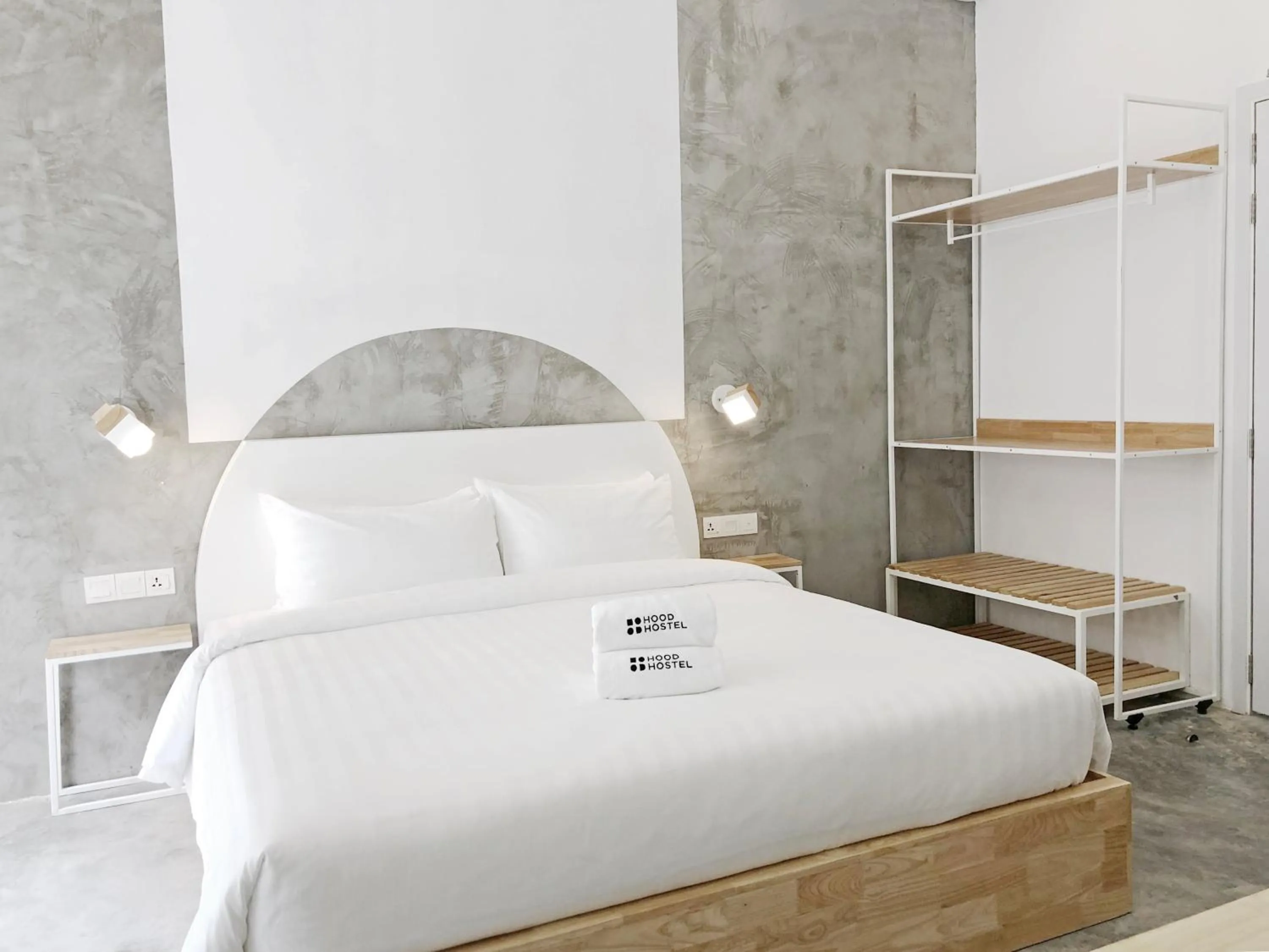 King Room with Balcony in HOOD Hostel