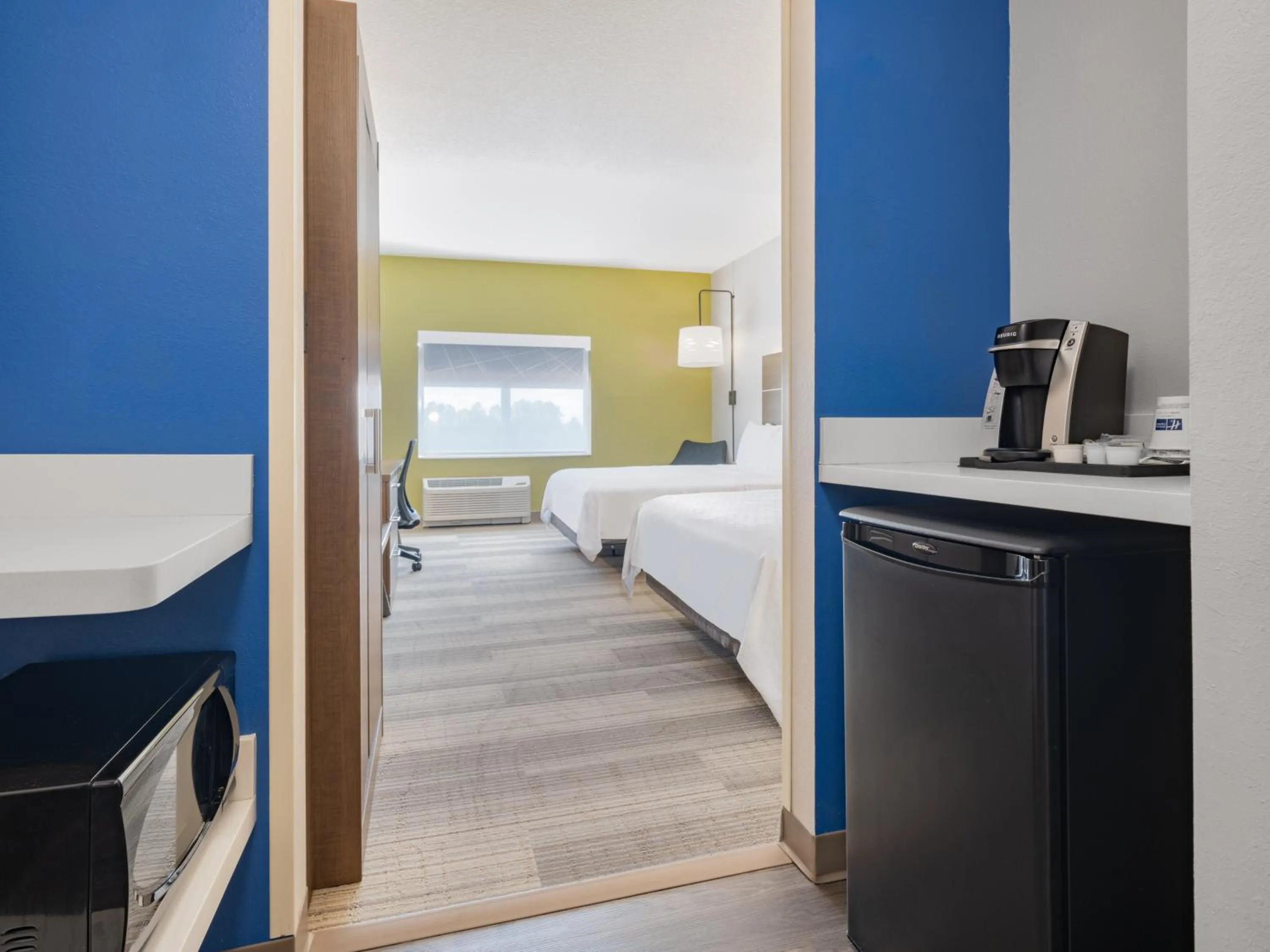 King Room - Disability Access With Roll In Shower - Non-Smoking in Holiday Inn Express & Suites - Ruskin by IHG