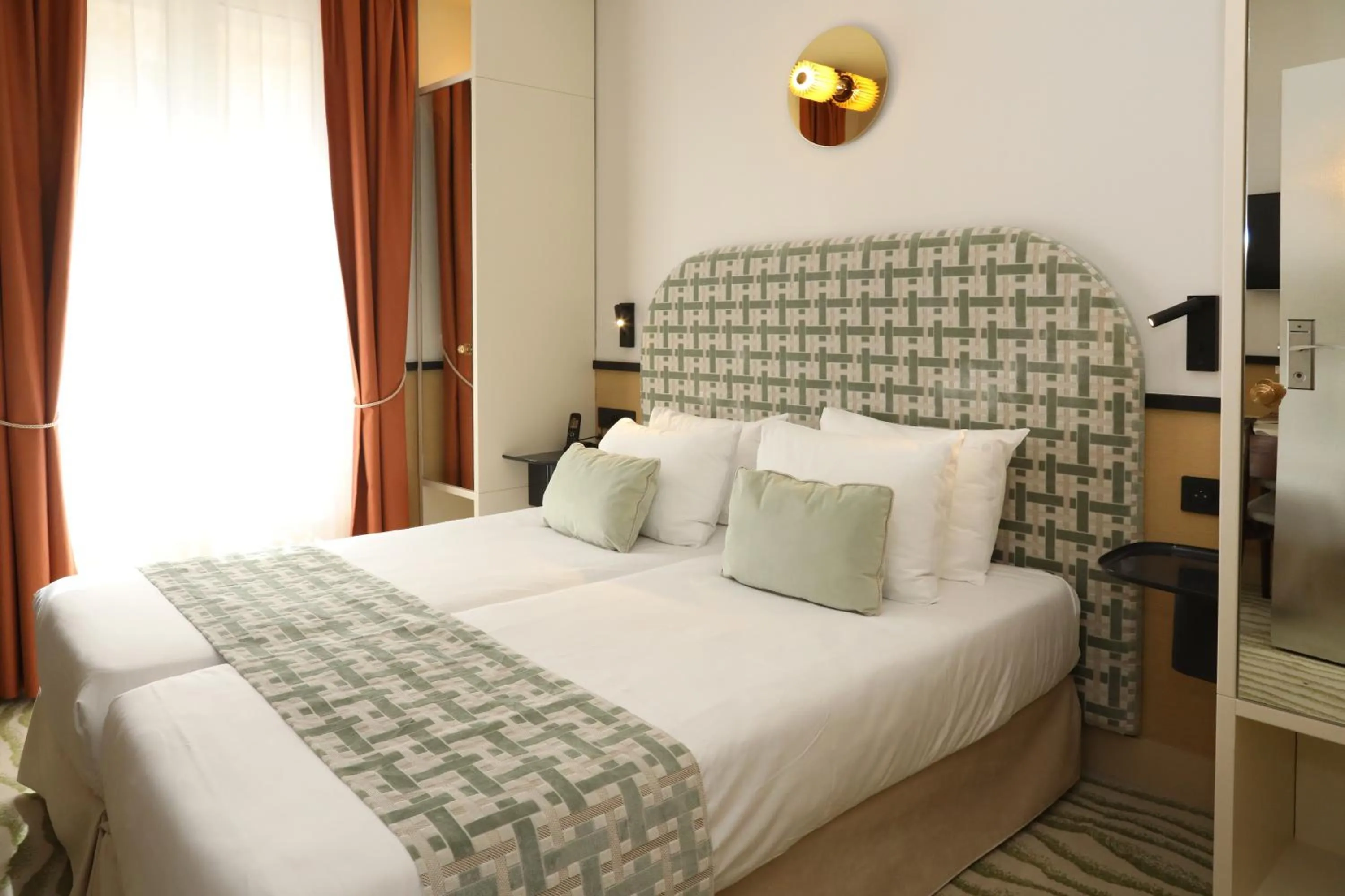 Classic Twin Room in Five Boutique Hotel Paris Quartier Latin