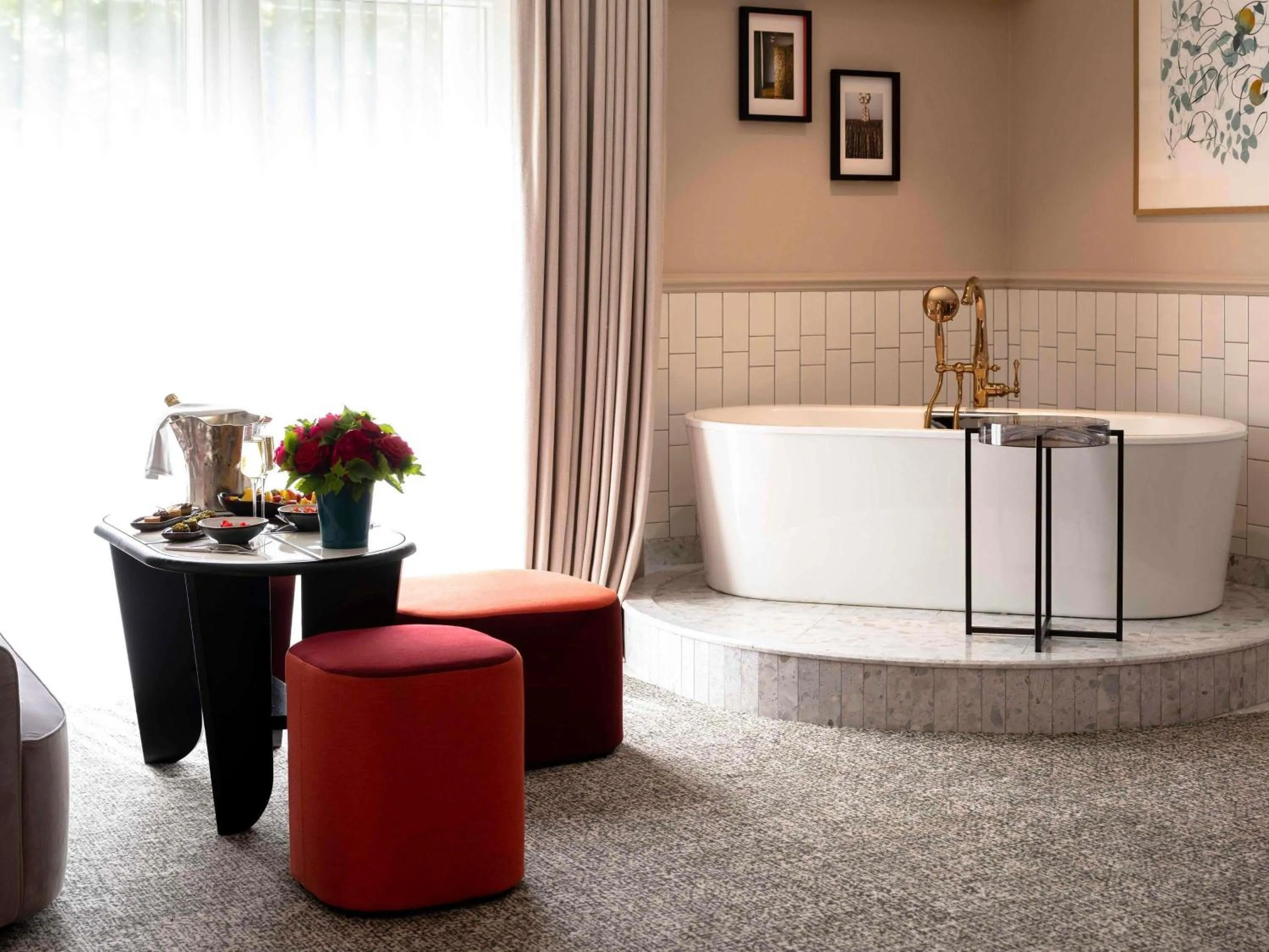 Honeymoon Suite with Round bed/Bathtub/Lounge Area - Grand Boulevard View in Sofitel Le Scribe Paris Opera