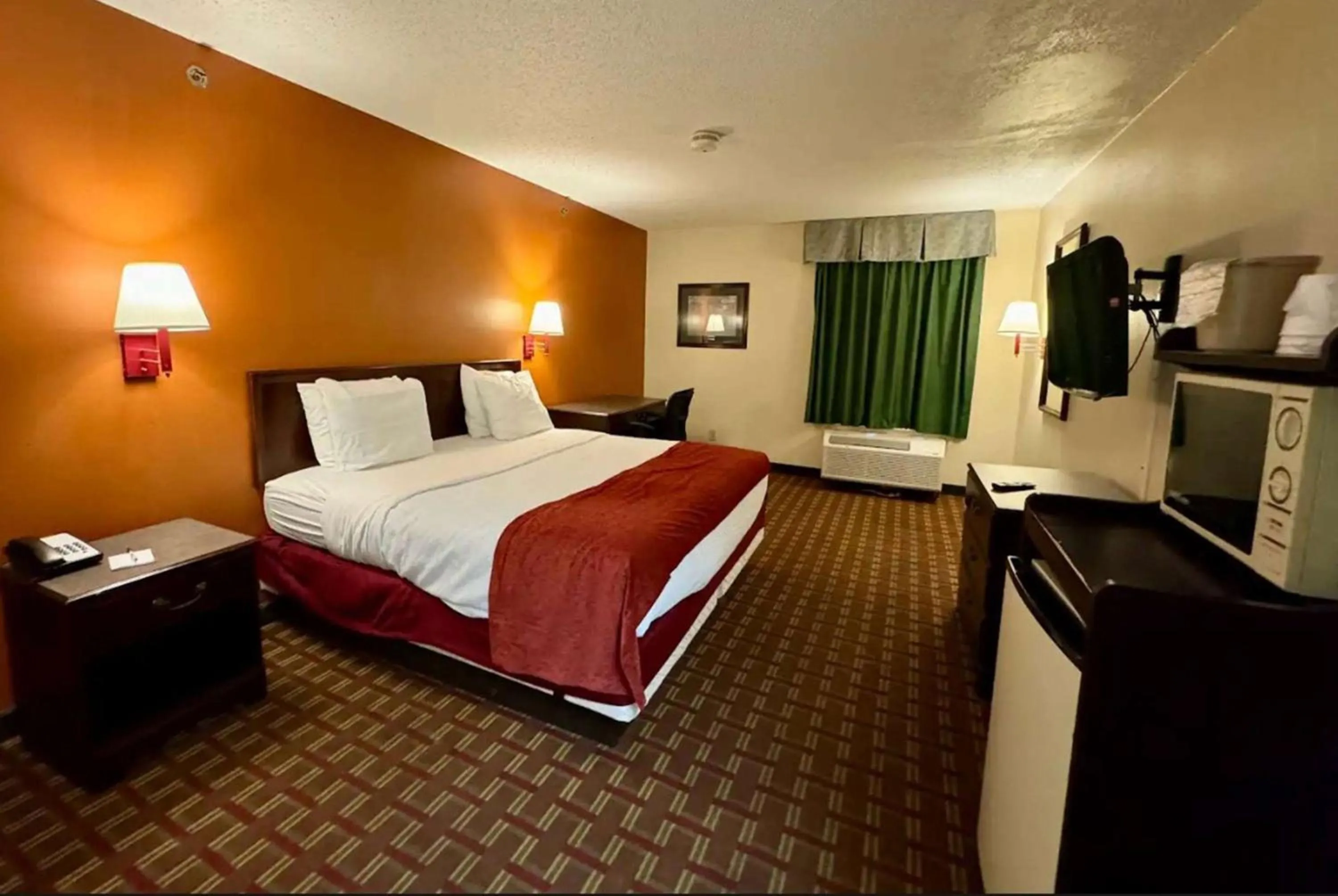 King Room - Mobility Access/Non-Smoking in Baymont by Wyndham Mason