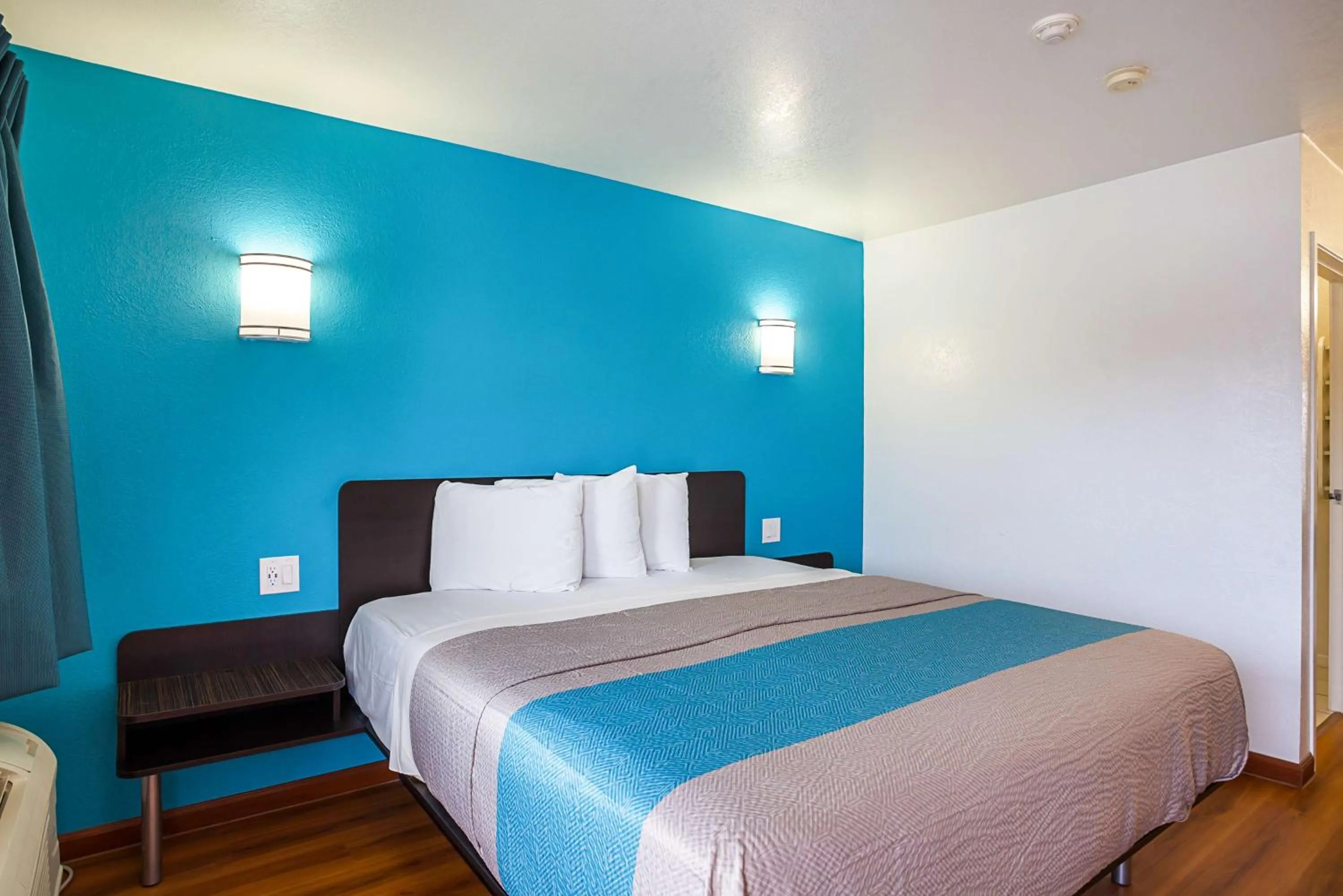 Deluxe King Room - single occupancy - Non-Smoking in Motel 6-Ventura, CA - Downtown
