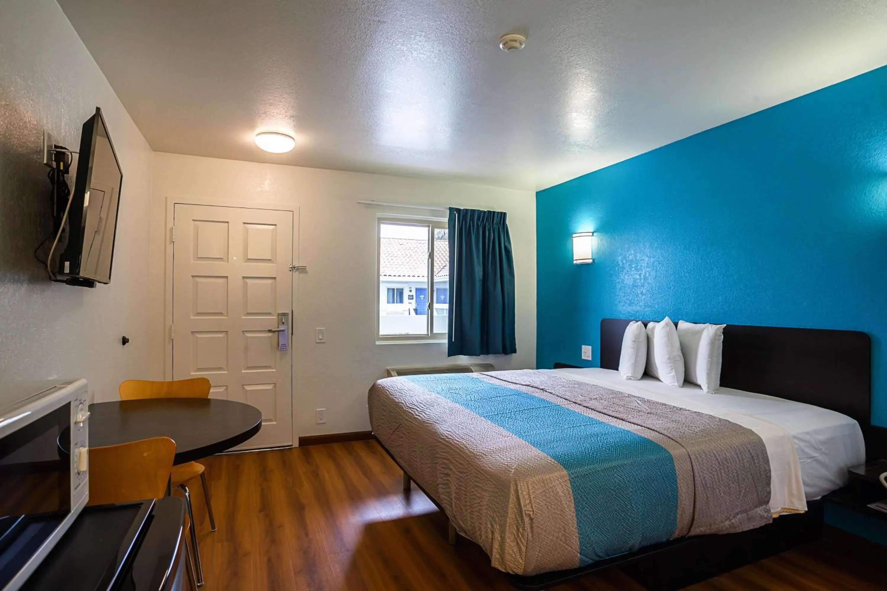King Room with Roll-in Shower - single occupancy - Disability Access - Non-Smoking in Motel 6-Ventura, CA - Downtown