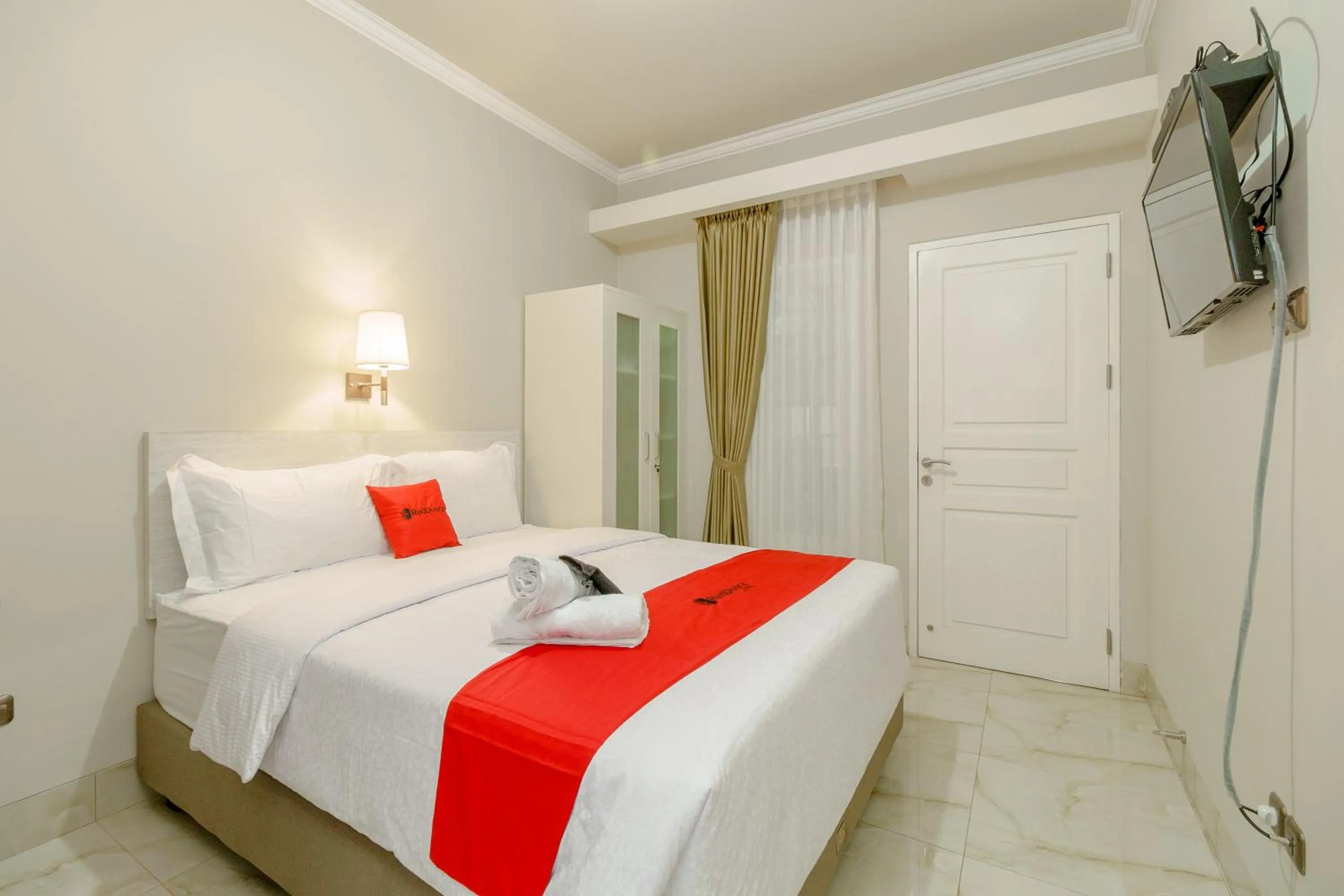 Double Room in RedDoorz near Taman Makam Pahlawan Cikutra