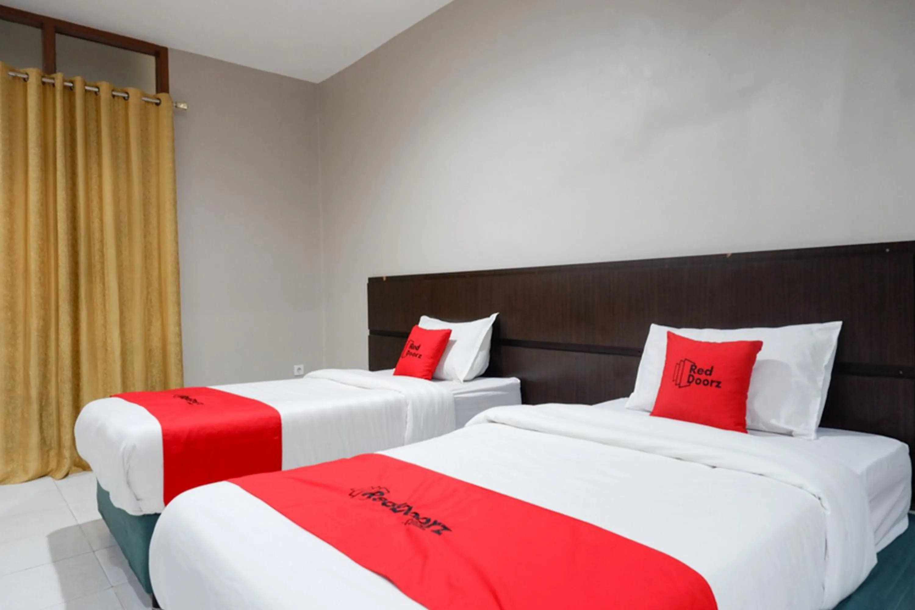 Twin Room in RedDoorz Plus at Hotel Srikandi Kendari