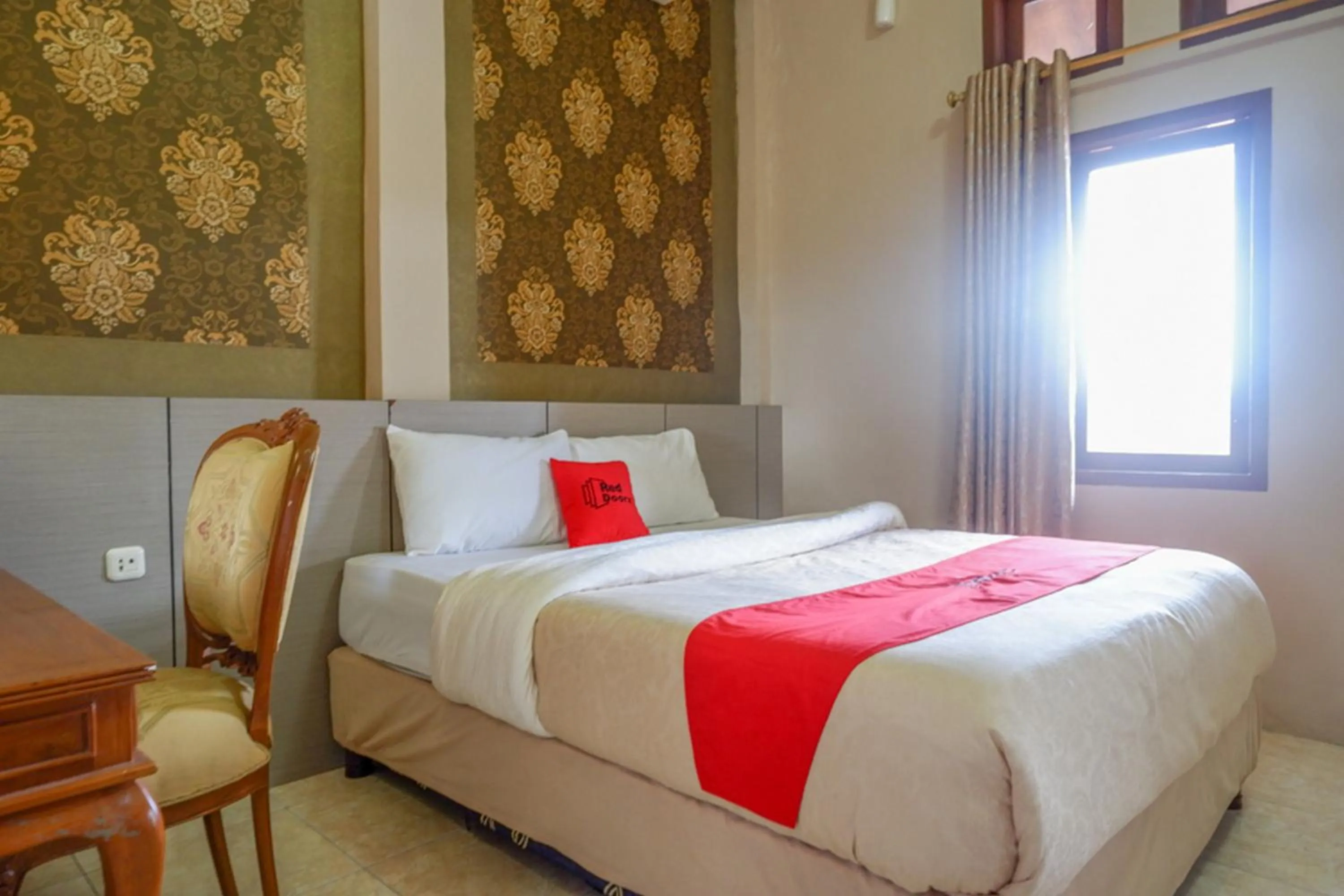 Deluxe Room in RedDoorz Plus at Hotel Srikandi Kendari