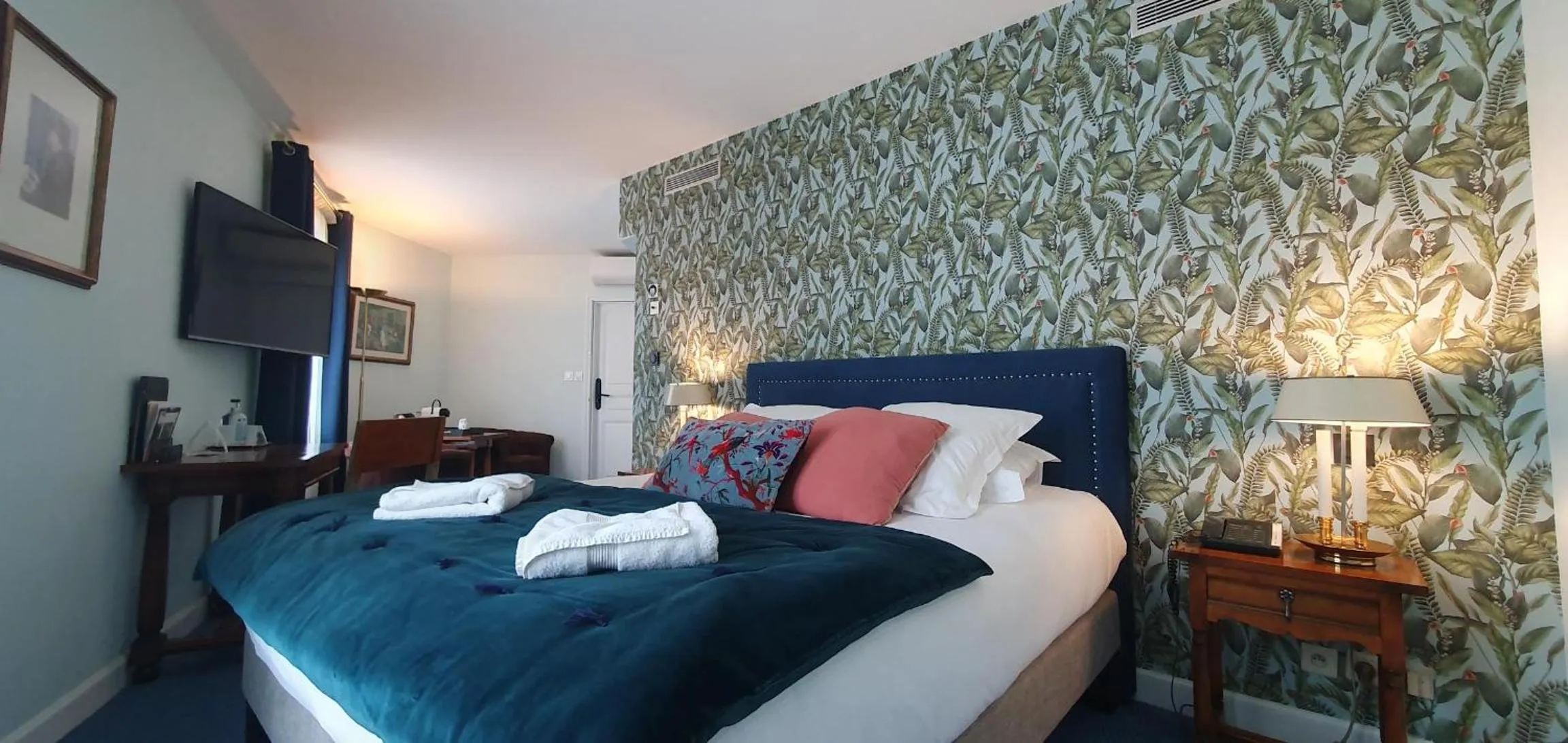 Double Room with Abbey View in Demeures & Châteaux - Hôtel Greuze & Spa Tournus