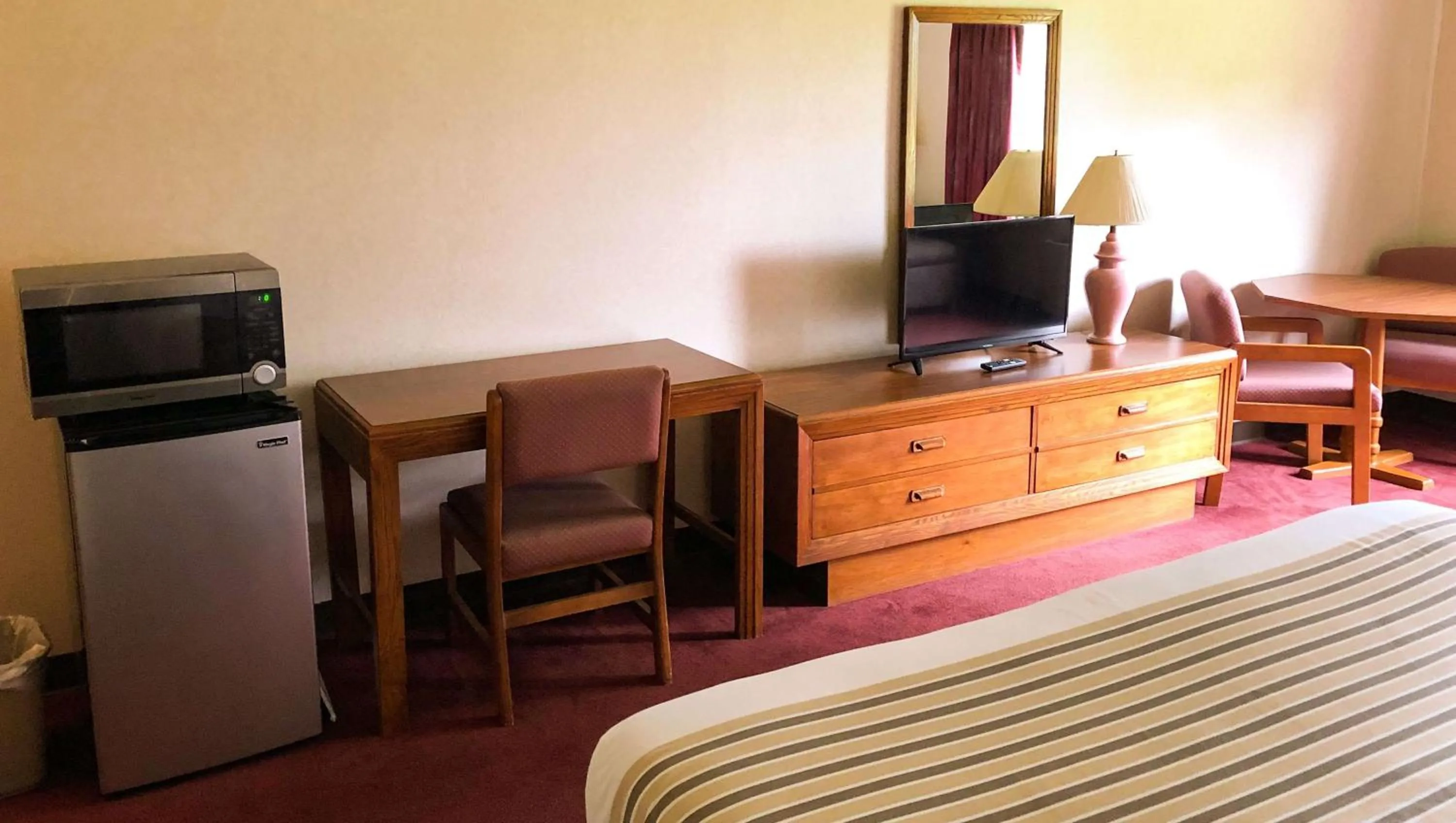 King Room - Disability Access in Magnuson Hotel Dixon