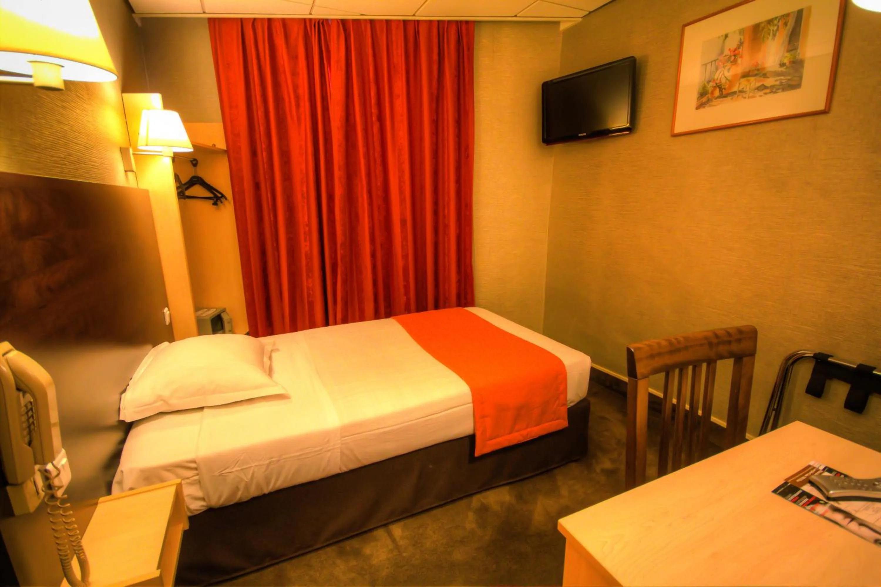 Single Room with Shower in Hôtel Des Trois Gares