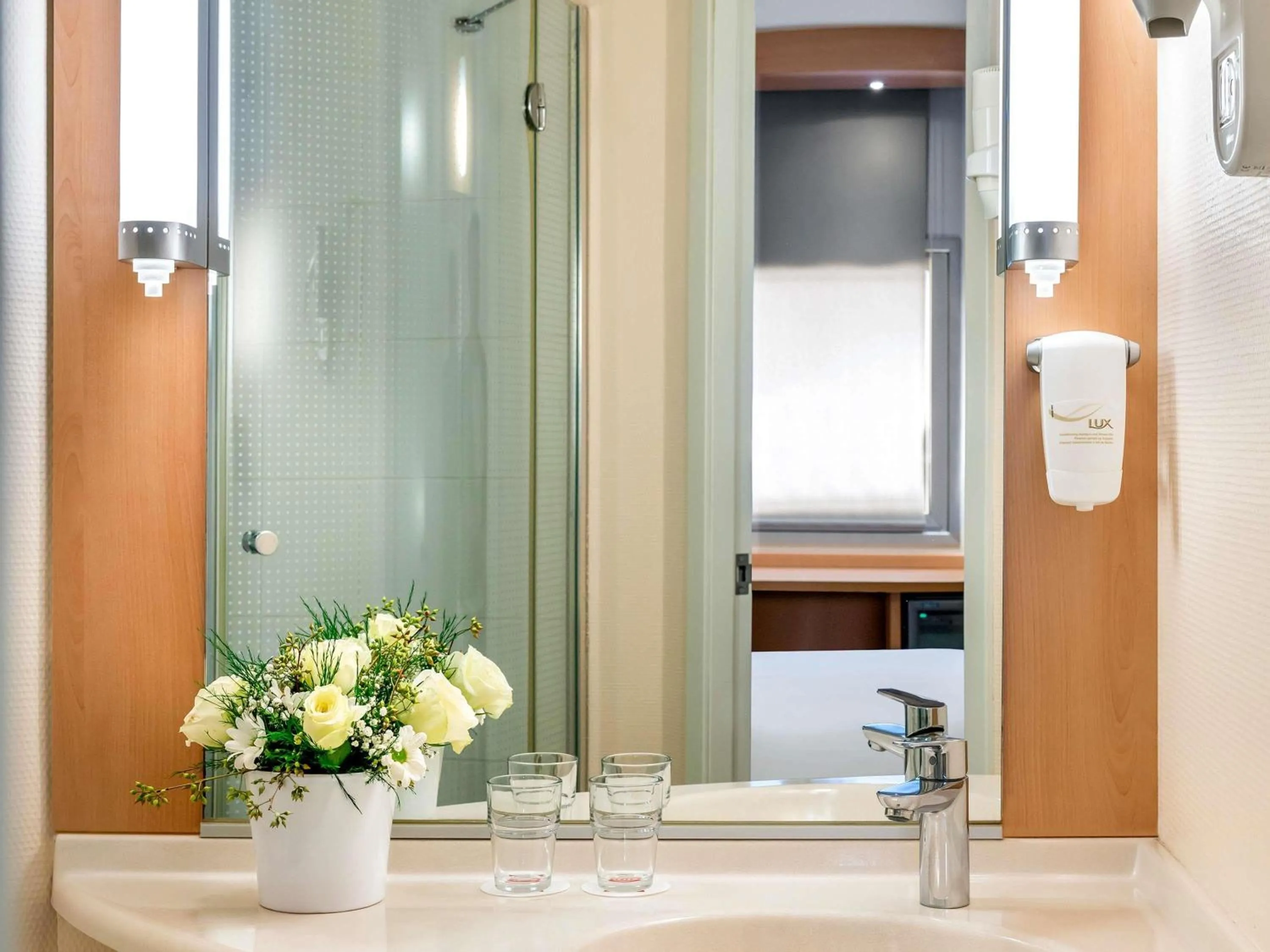 Standard Twin Room in Ibis Izmir Alsancak