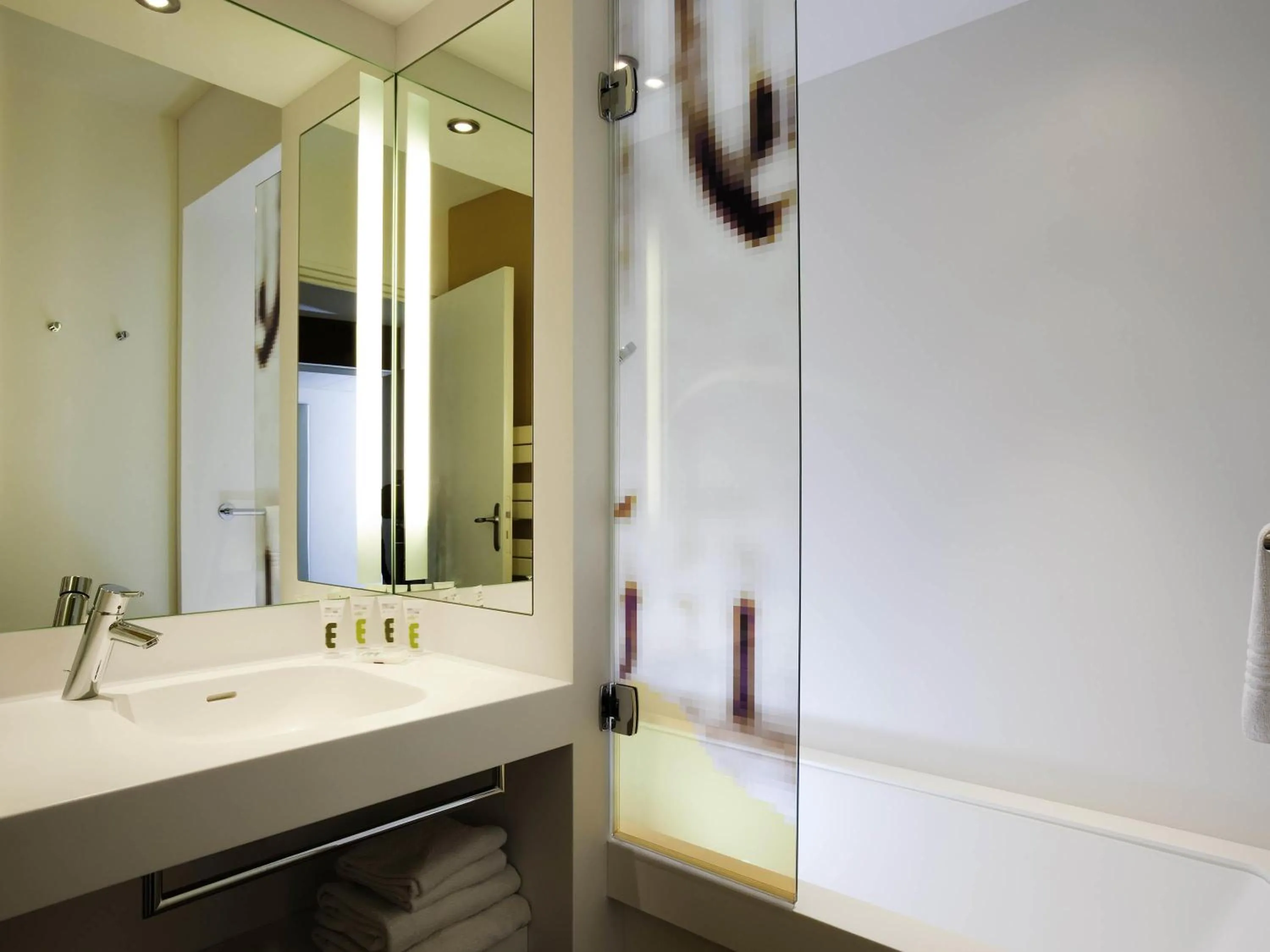 Classic Twin Room in Mercure Avignon Centre Palais des Papes