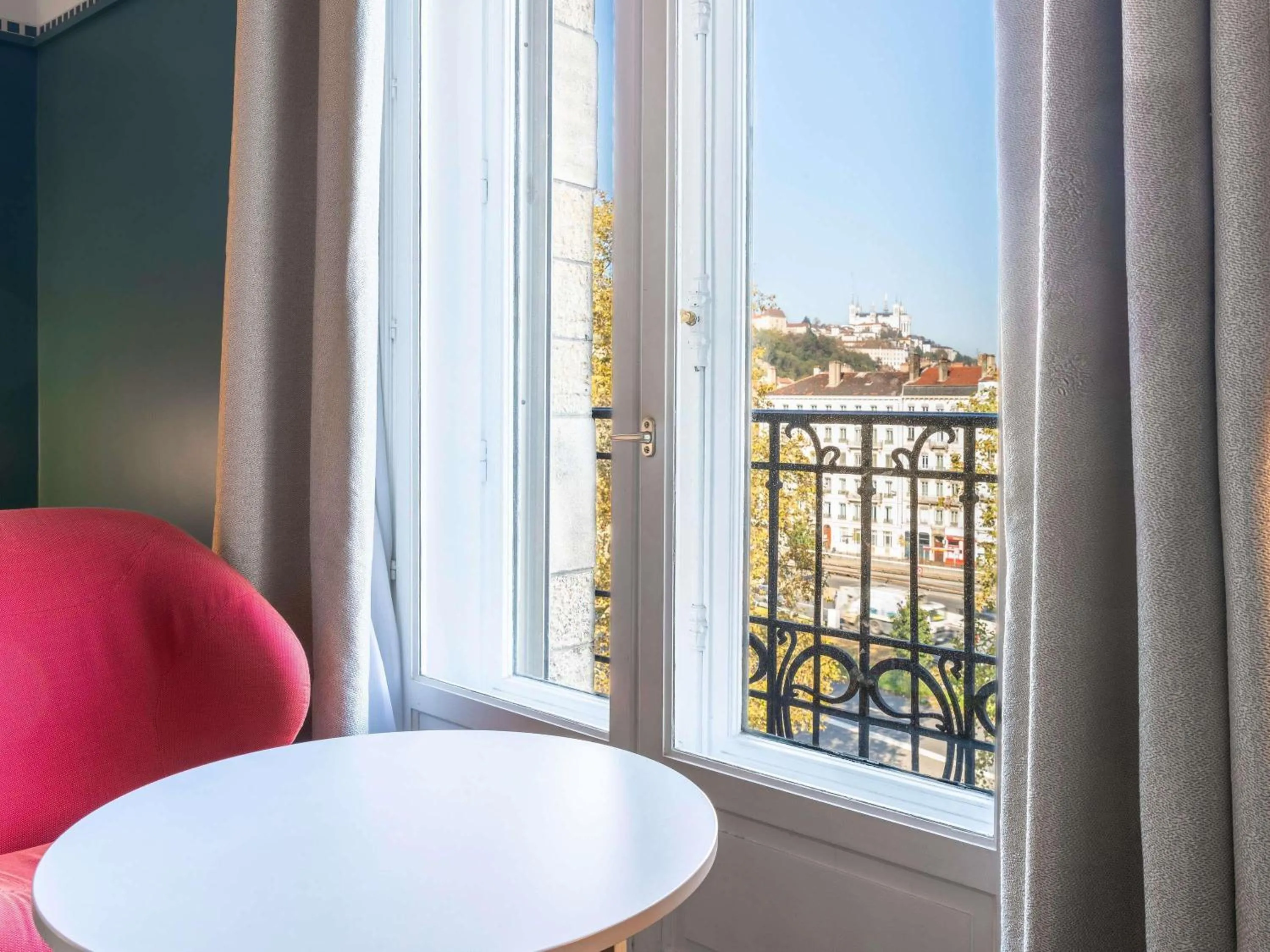Suite with One Double Bed and Sofa Bed in Mercure Lyon Centre Château Perrache