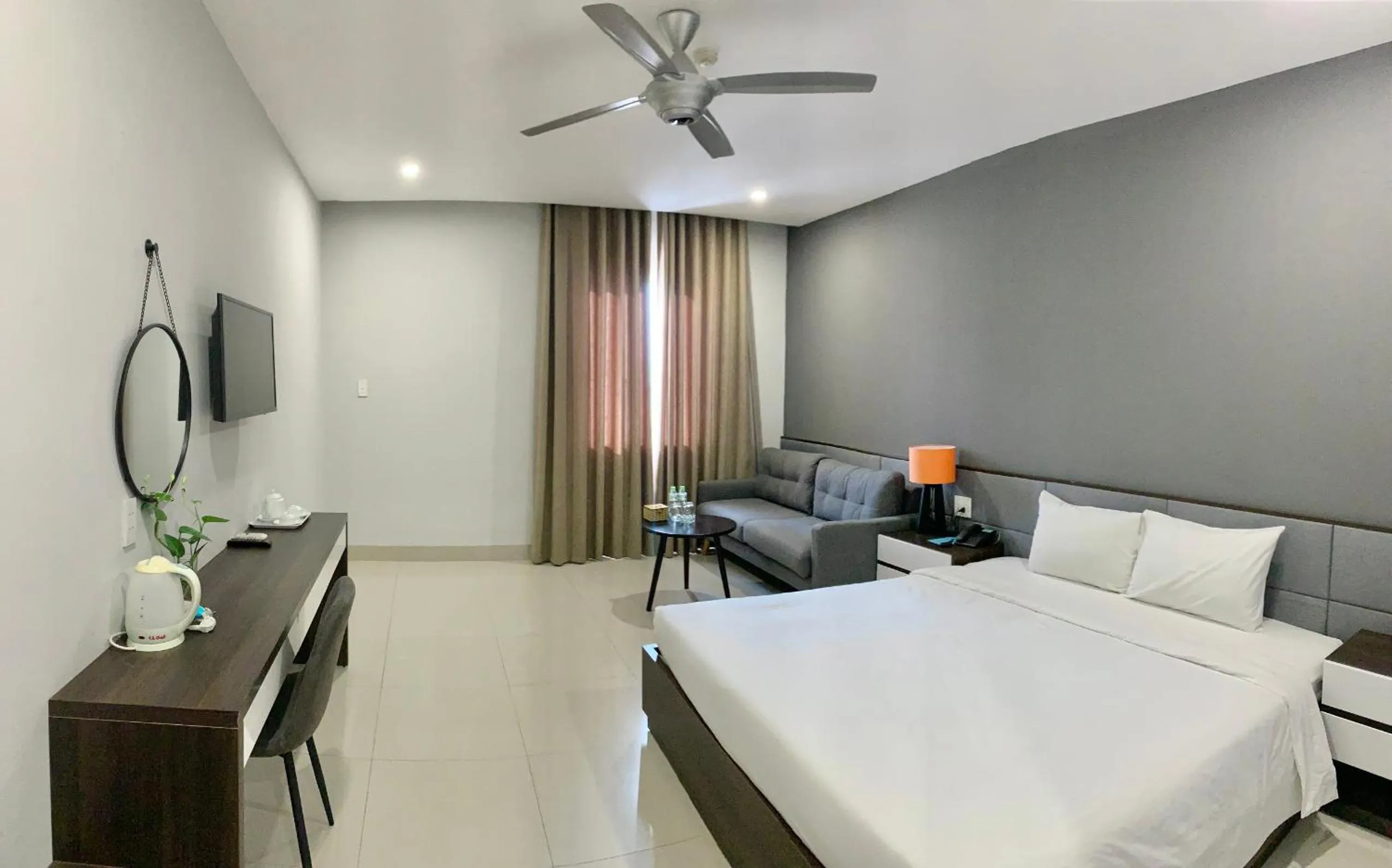 Deluxe Double Room in My Khe 2 Da Nang Seafront Hotel