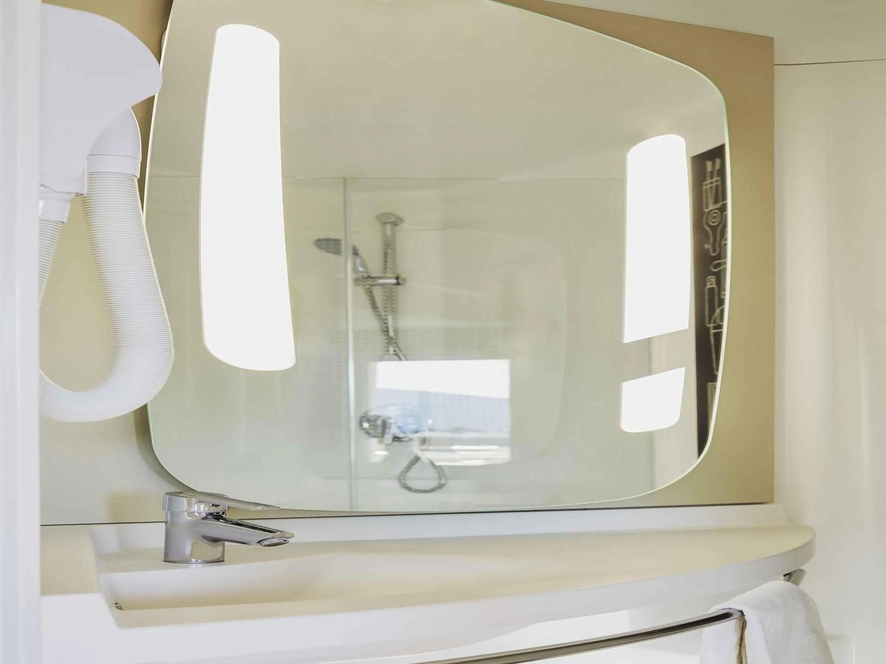 Standard Twin Room in ibis La Ciotat