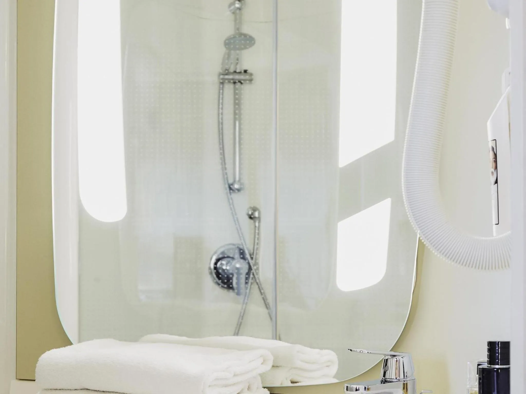 Double Room with Sea View in ibis La Ciotat