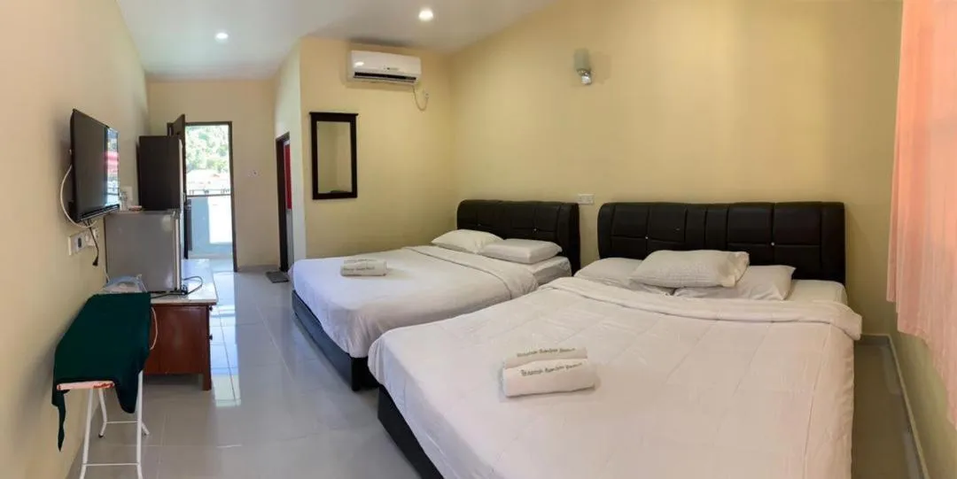 Quadruple Room with Sea View in Penarak Bamboo Beach Motel
