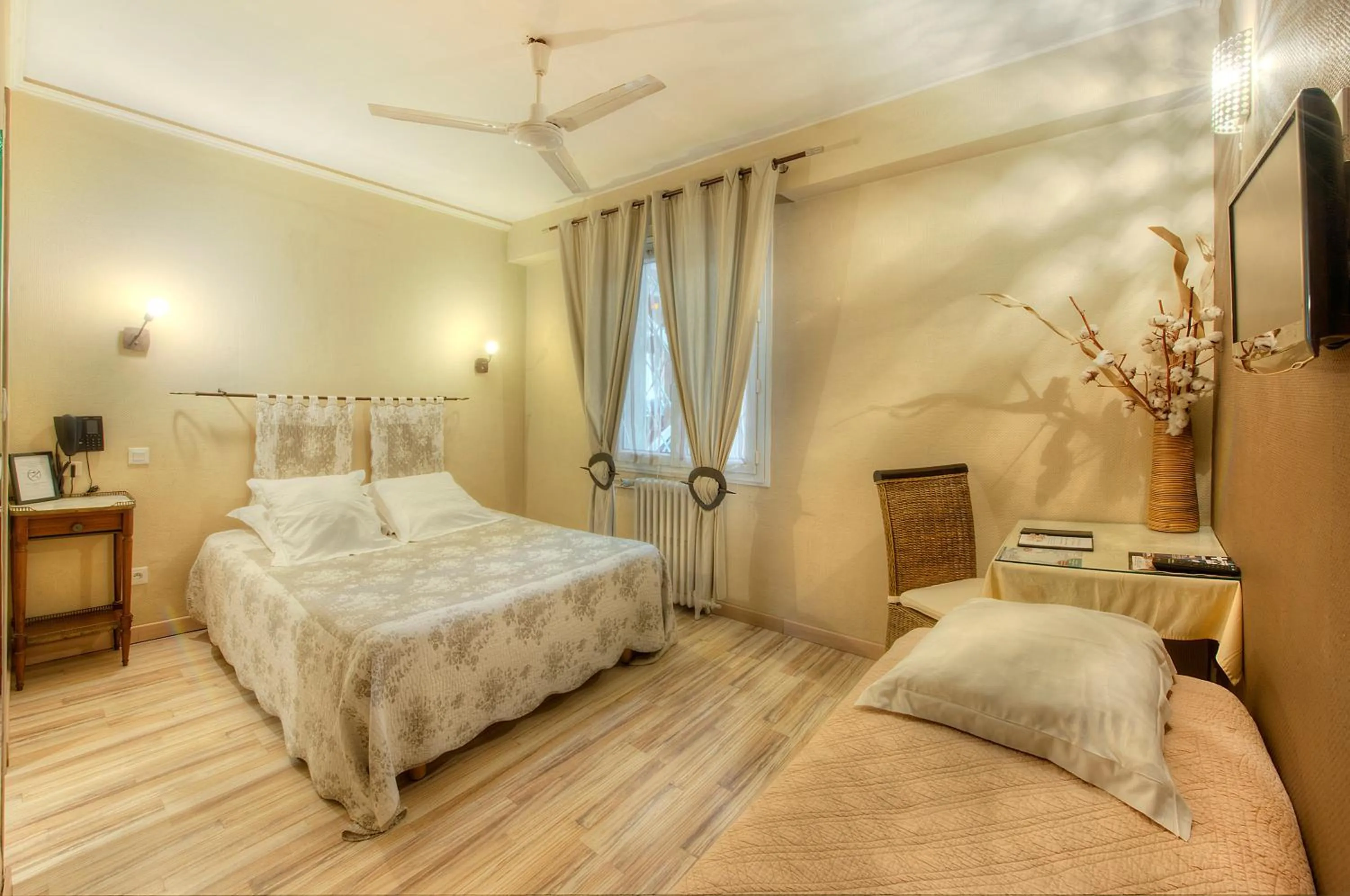 Triple Room in Logis Le Printemps Hôtel Restaurant - Montélimar