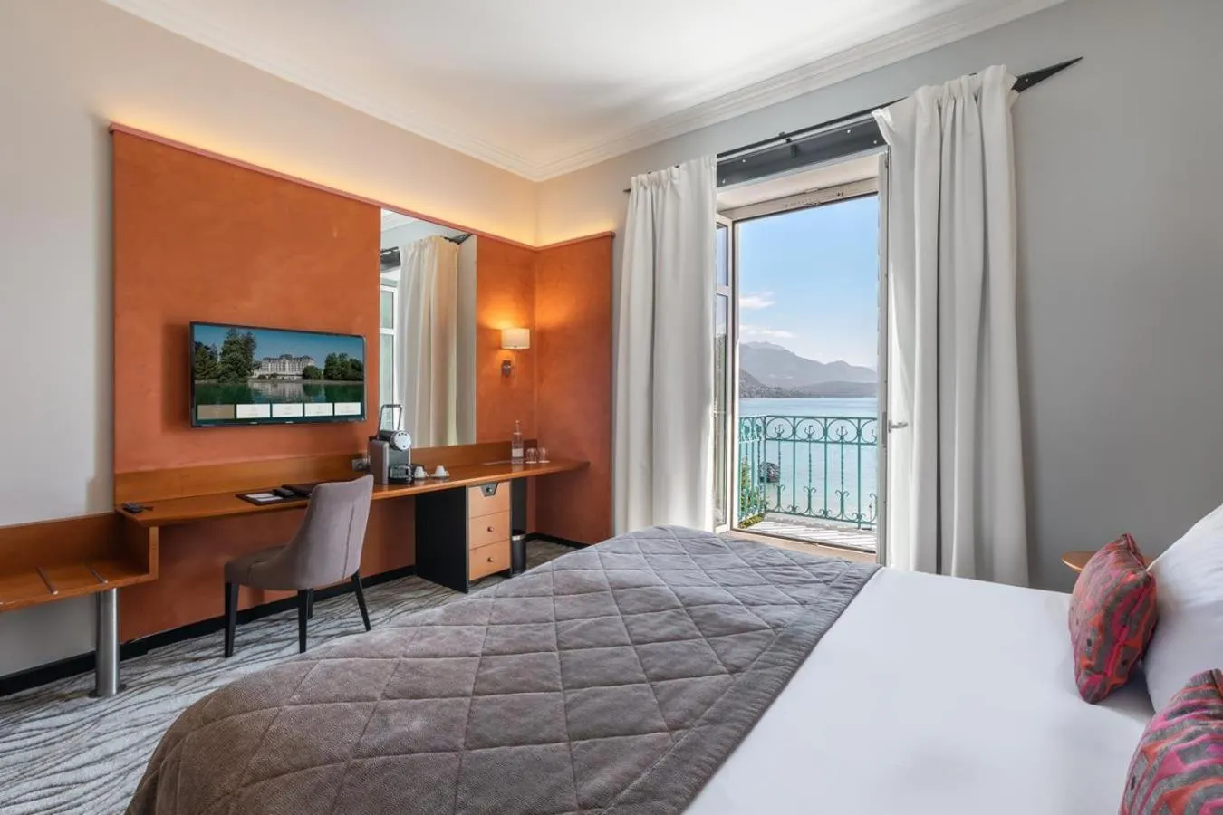 Prestige Lake Suite with Balcony - Spa Access Included - Reservation Needed in Impérial Palace