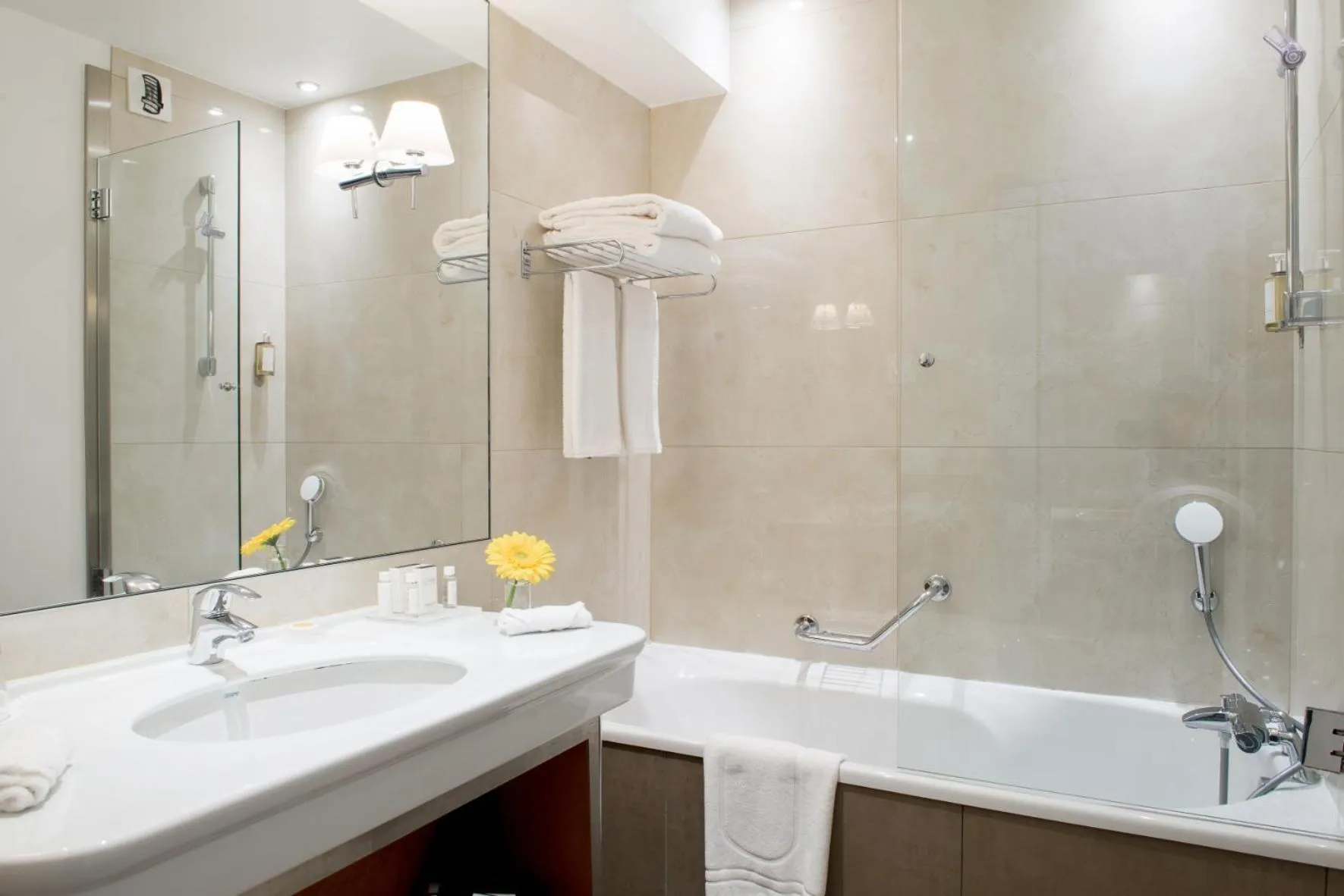 Privilege Queen Room with Balcony - Spa Access Included - Reservation Needed in Impérial Palace