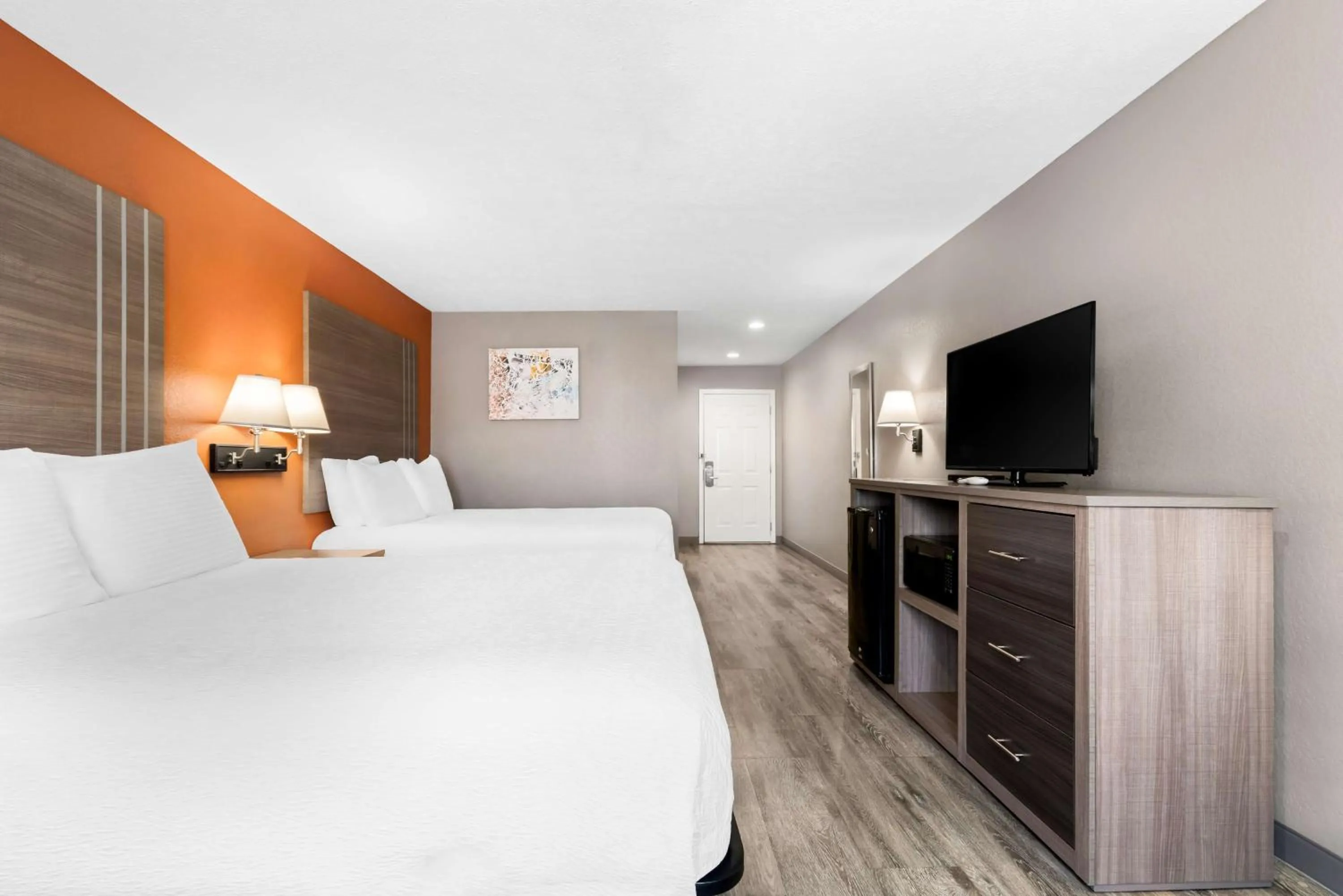 Queen Room with Two Queen Beds and Bath Tub - Mobility Accessible in Best Western Gateway Inn